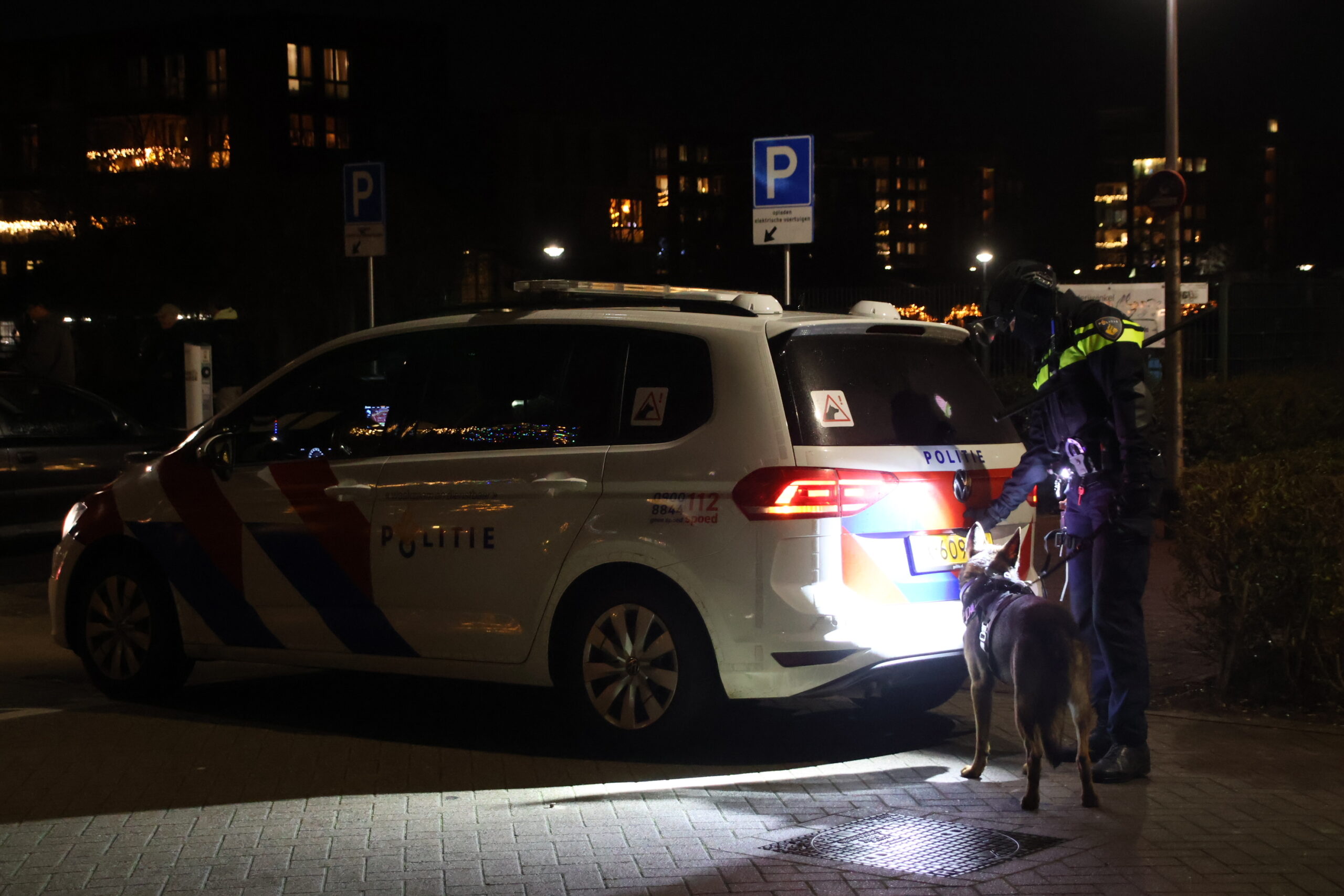 Meerdere aanhoudingen na gooien met vuurwerk naar hulpverleners Spinozalaan in Rijnsburg - 112 Nederland