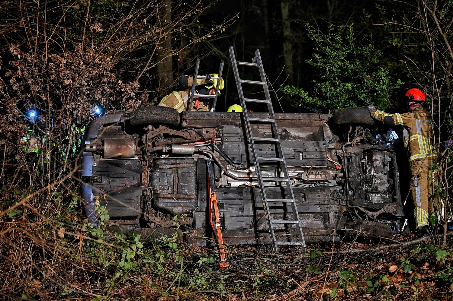 Automobilist crasht en belandt met voertuig op zijkant
