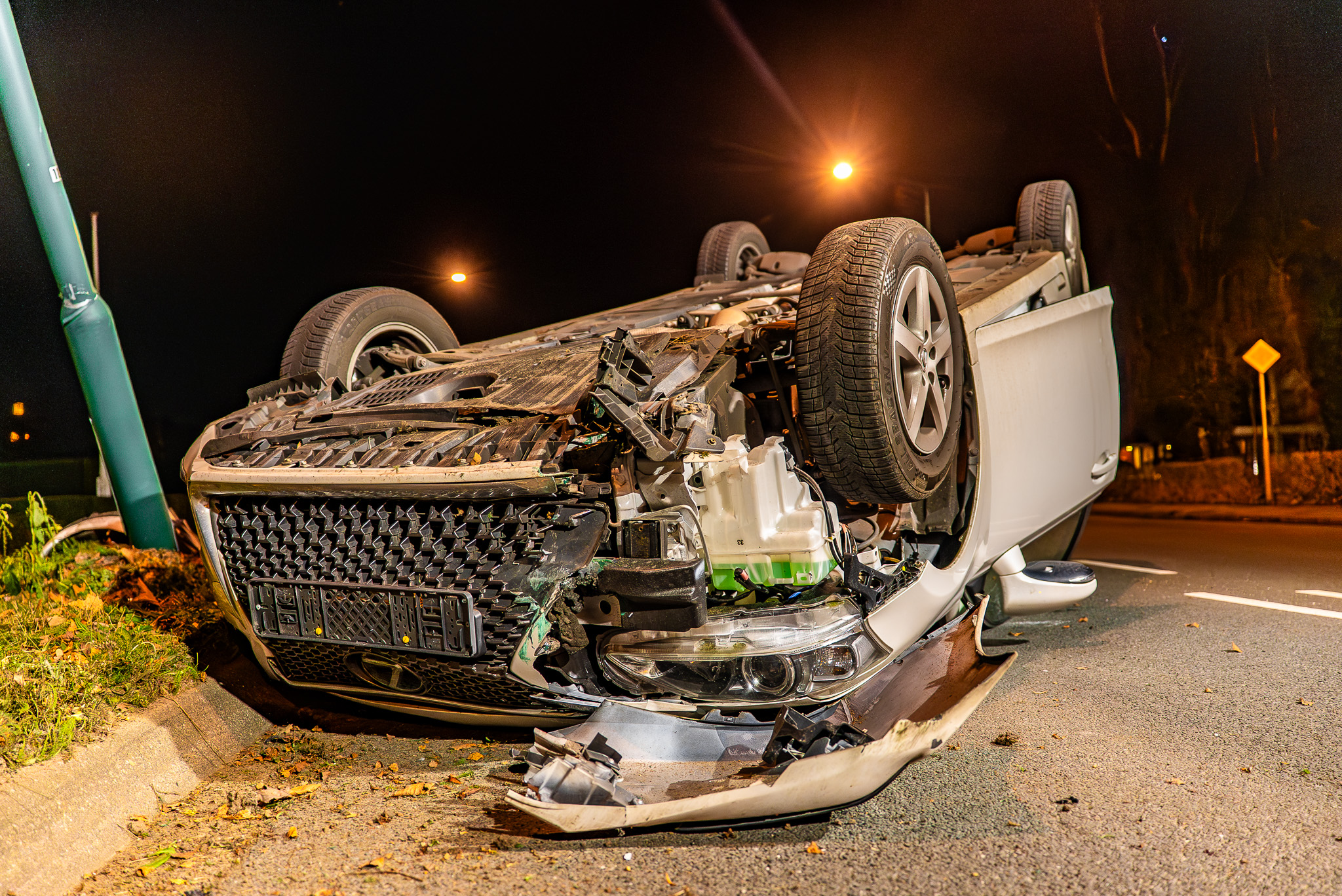 Auto op z’n kop, inzittenden slaan op de vlucht