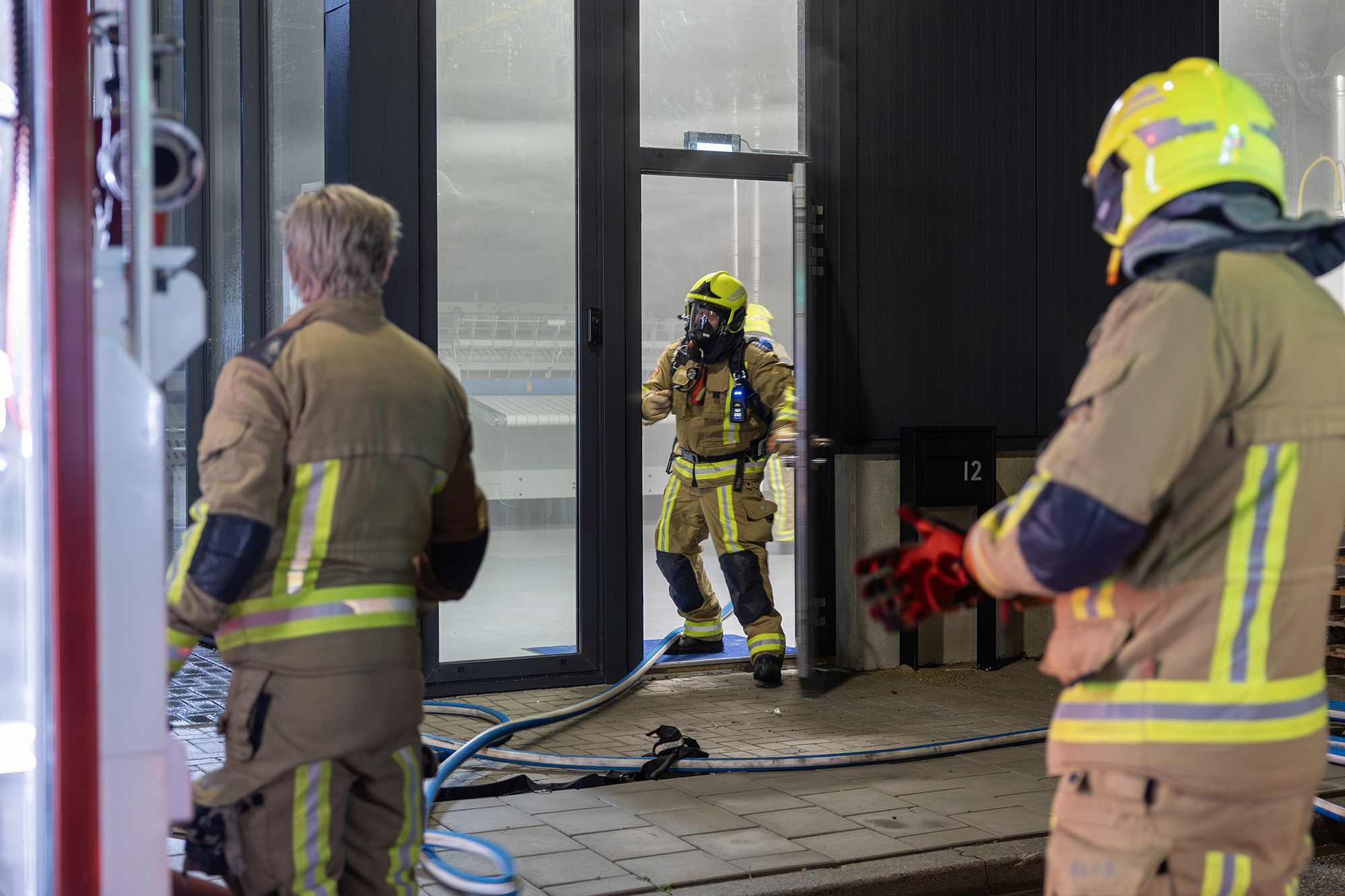 Bedrijfspand vol rook, brandweer schaalt op naar middelbrand