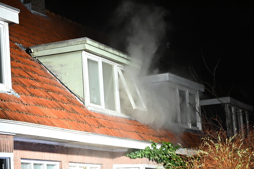 Brandweer redt persoon uit brandende woning