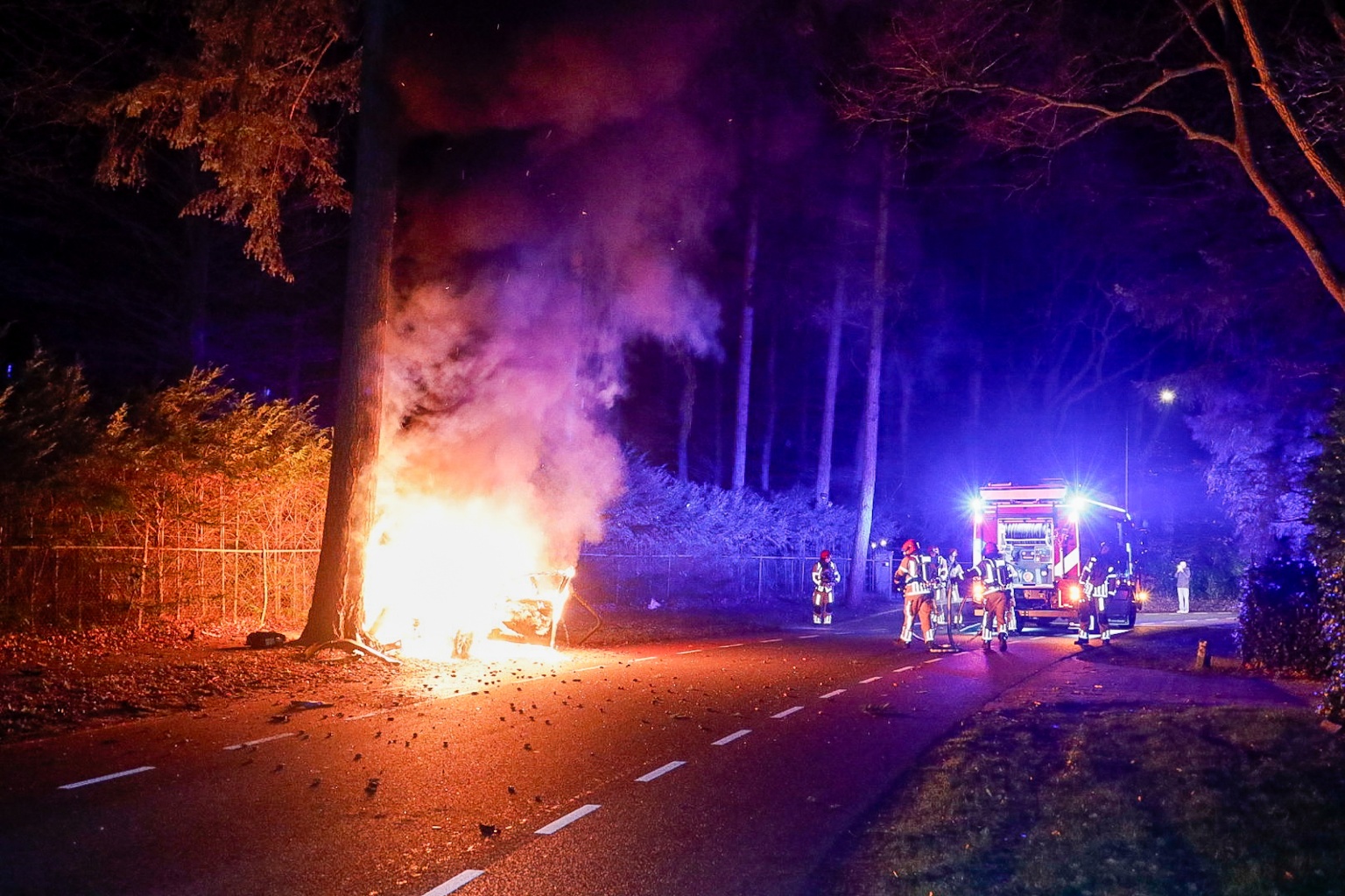 Auto vliegt in brand na botsing tegen boom, inzittenden gevlucht