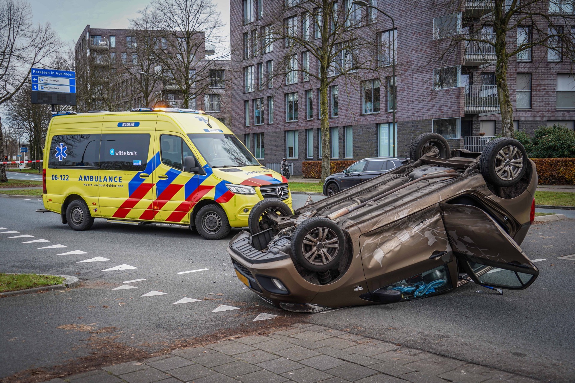 Auto belandt op de kop bij aanrijding, één gewonde naar ziekenhuis