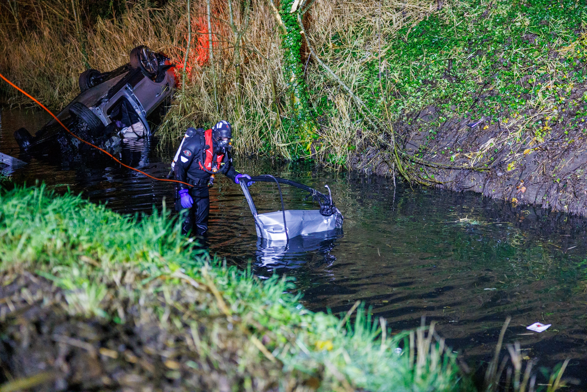 Auto slaat over de kop in sloot, bestuurder mogelijk gevlucht