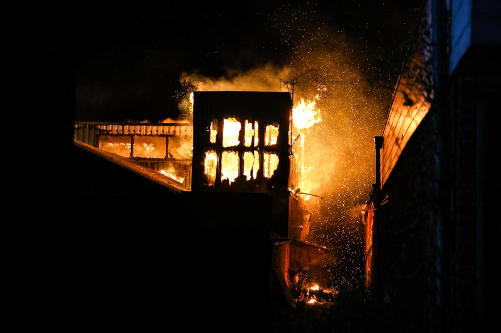 Uitslaande brand verwoest leegstaande loods