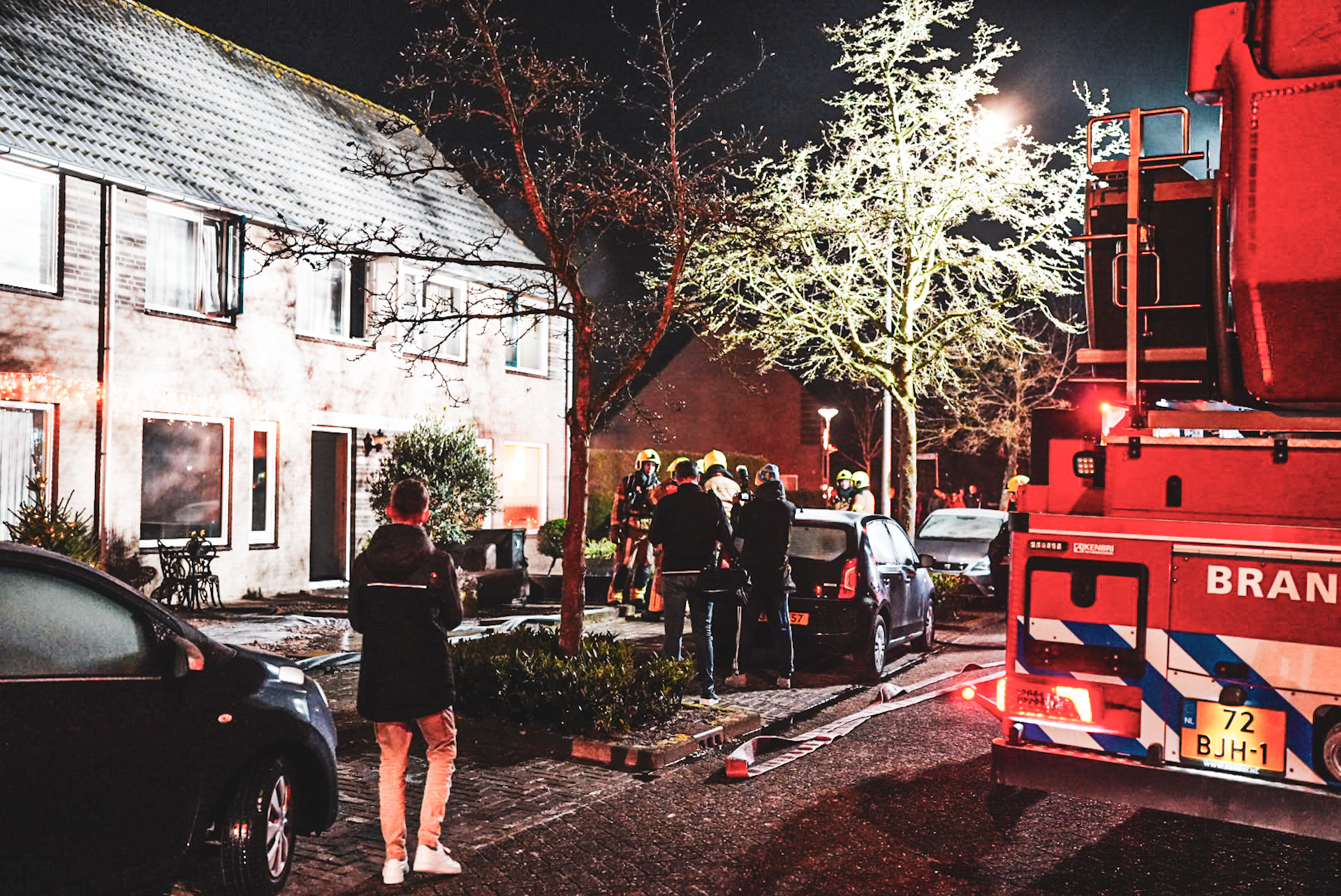 Bankstel in brand, buren halen gewonde bewoner uit huis
