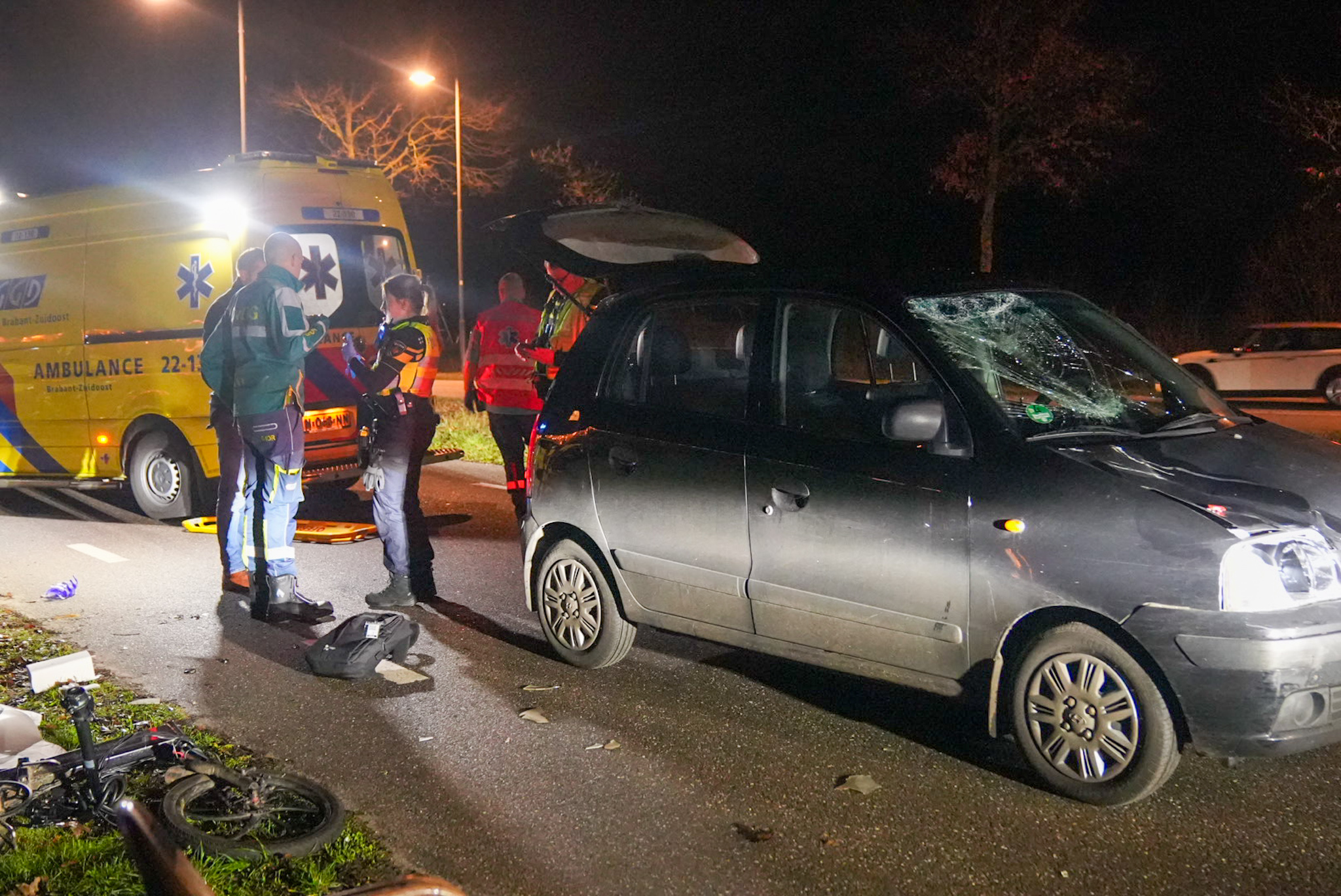 Fietser zwaargewond na aanrijding met auto, traumahelikopter ingezet
