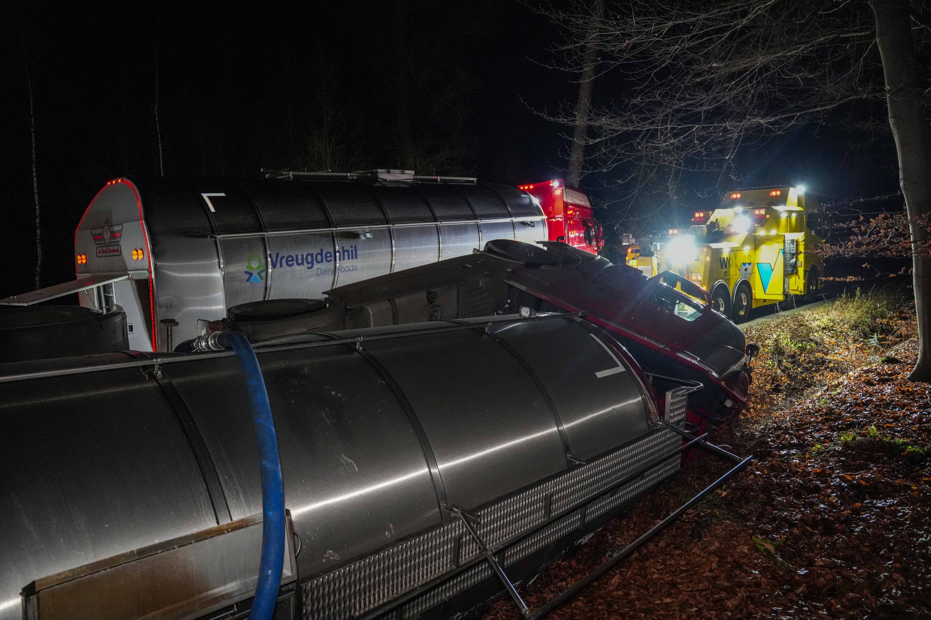 Vrachtwagen met melk gekanteld in berm