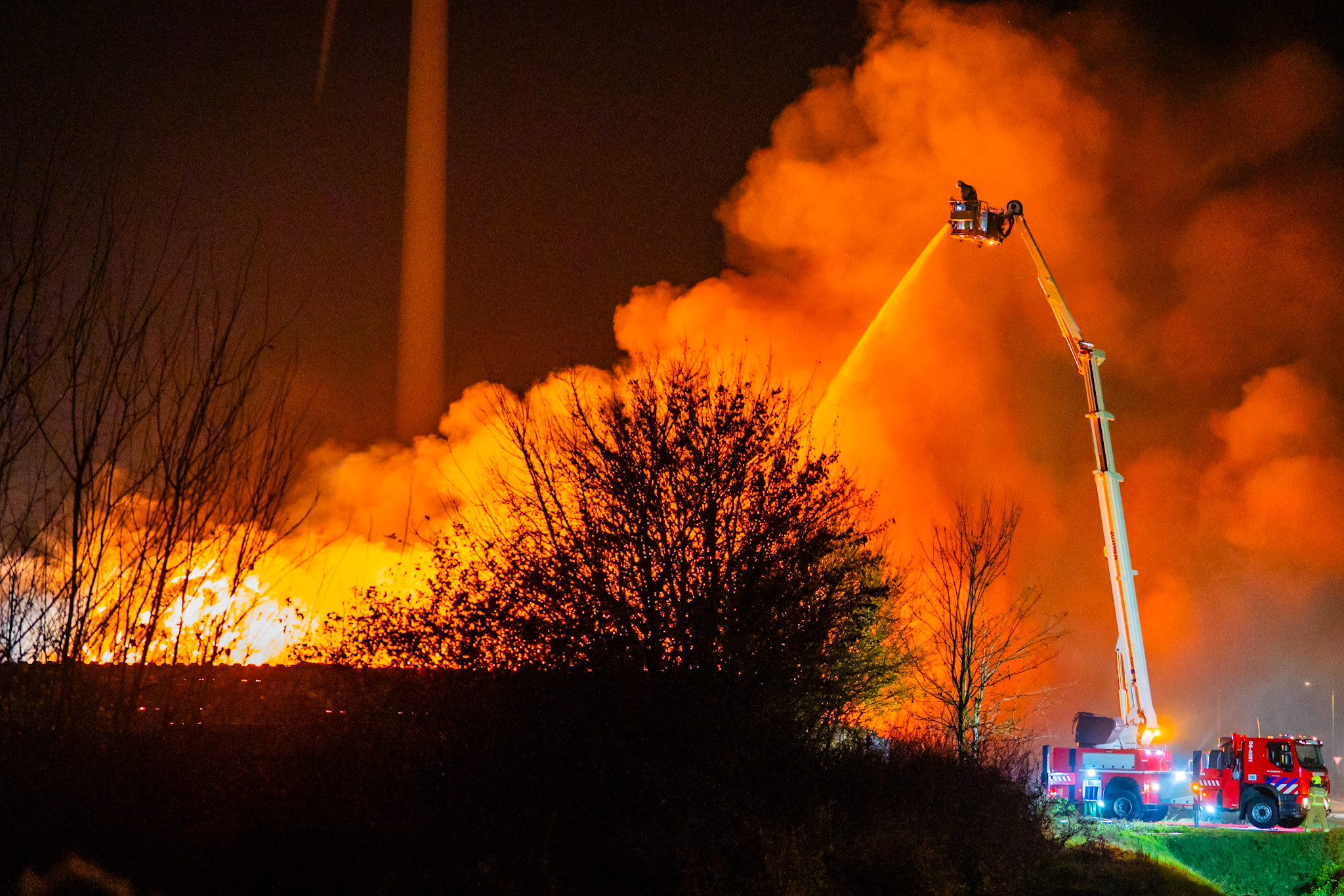 Grote brand uitgebroken op vuilnisbelt