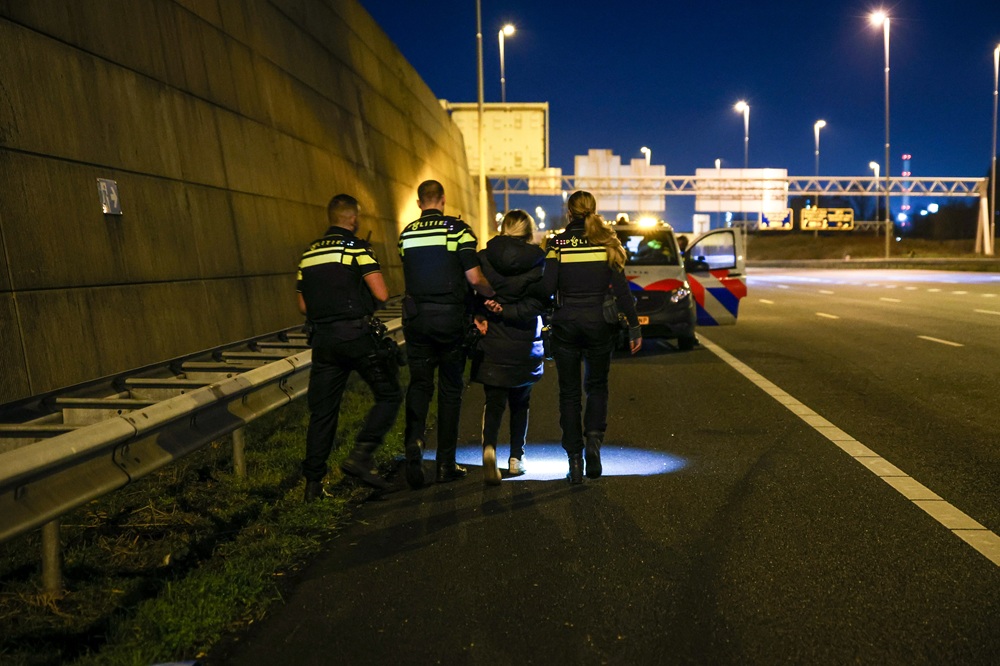 Vrouw in boeien geslagen en van snelweg gehaald