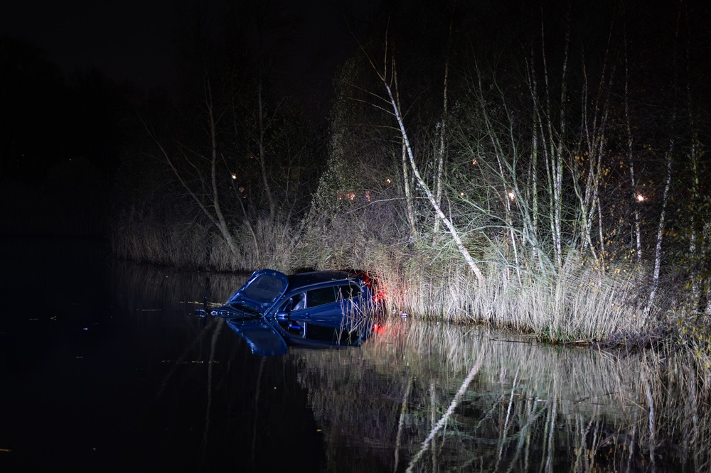 Auto belandt in water, bestuurder vlucht te voet