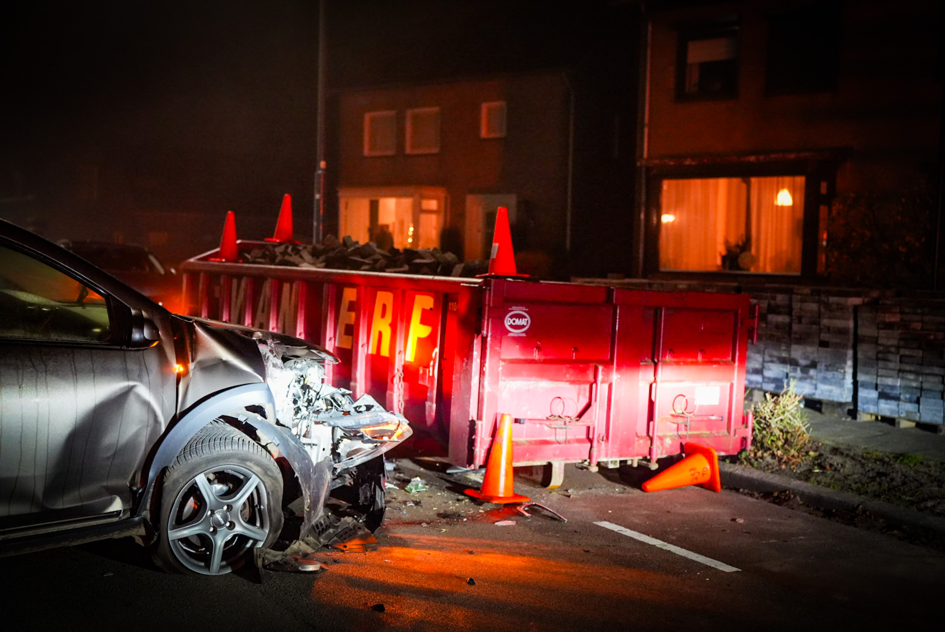 Automobiliste gewond door botsing tegen puincontainer