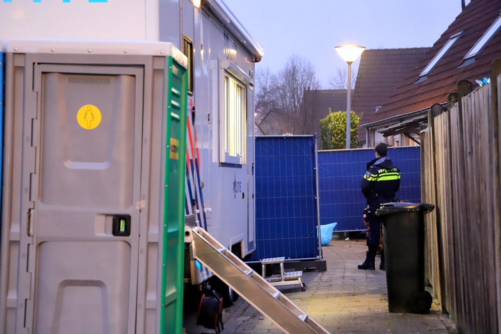 Overleden persoon gevonden in woning, verdachte aangehou­den