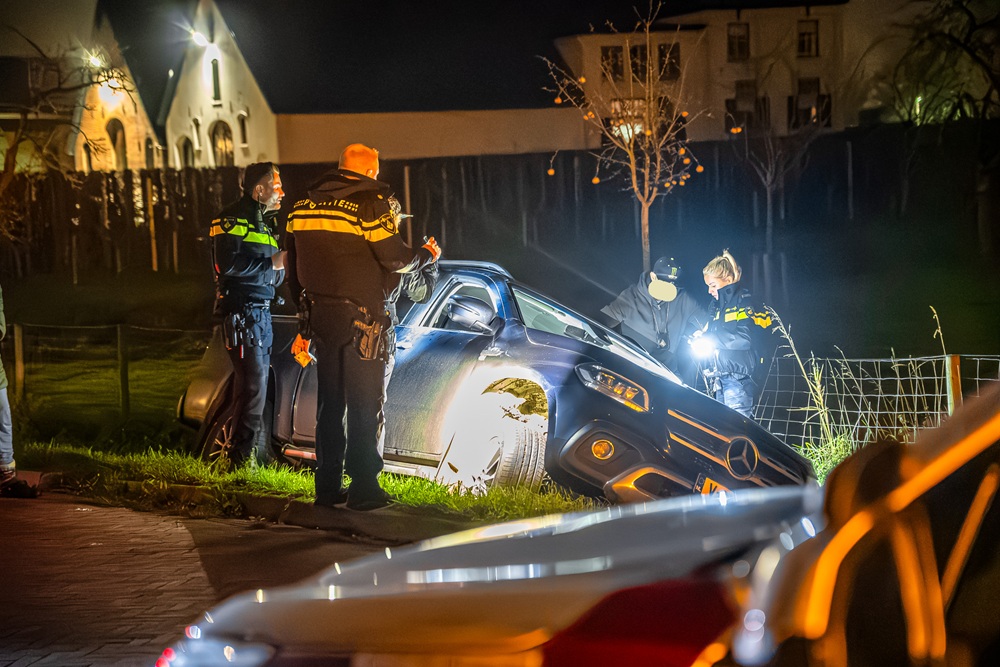 Agressieve man aangehouden na ongeval, groot geldbedrag onder auto gevonden