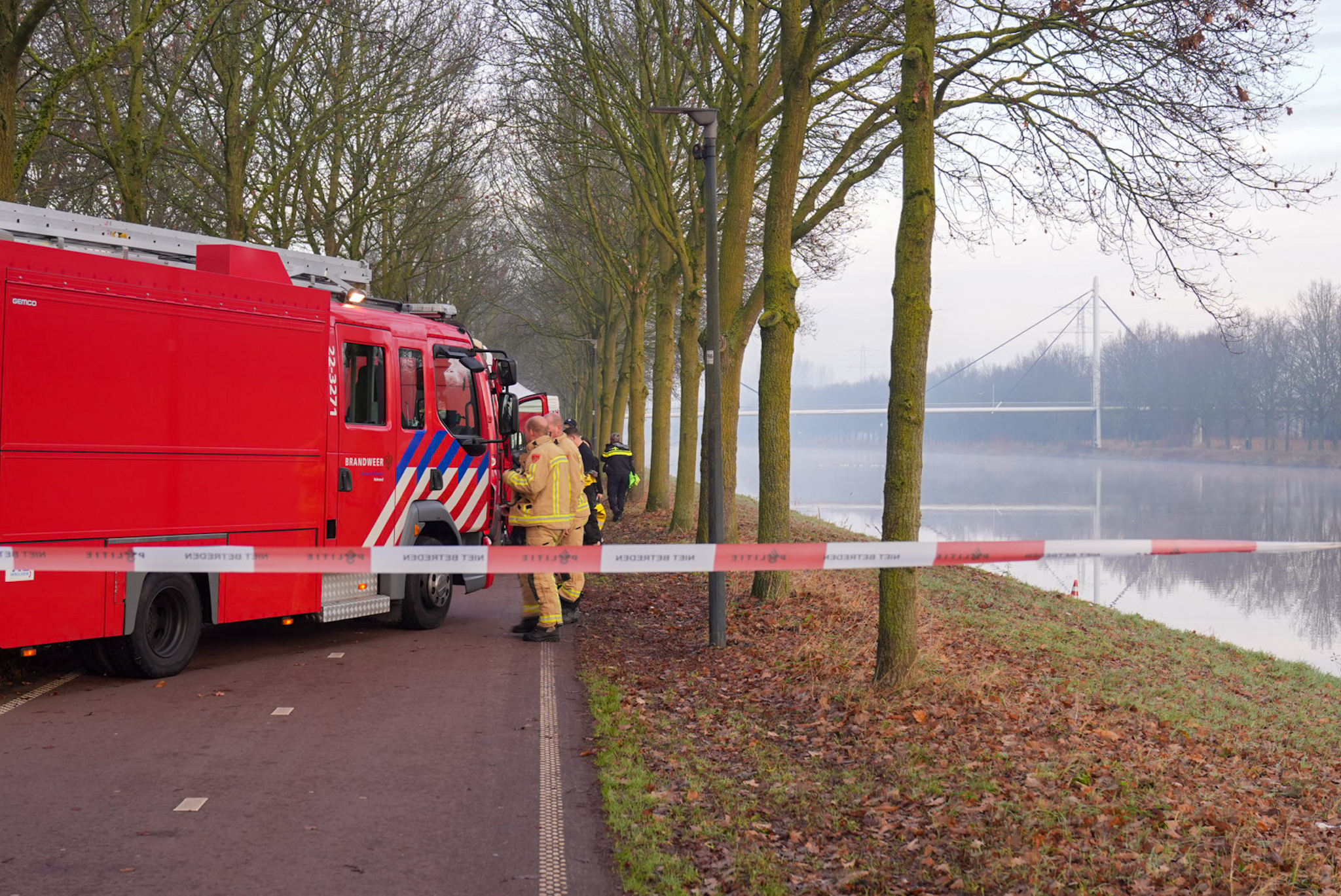 Overleden persoon aangetroffen kanaal, politie doet onderzoek