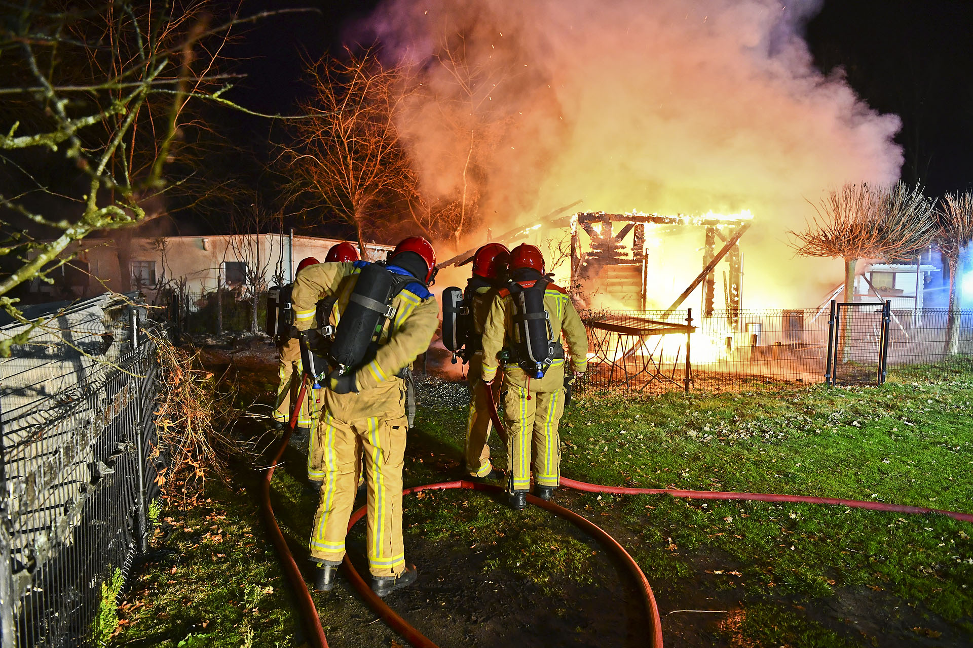 Twee chalets uitgebrand, gasflessen in veiligheid gebracht