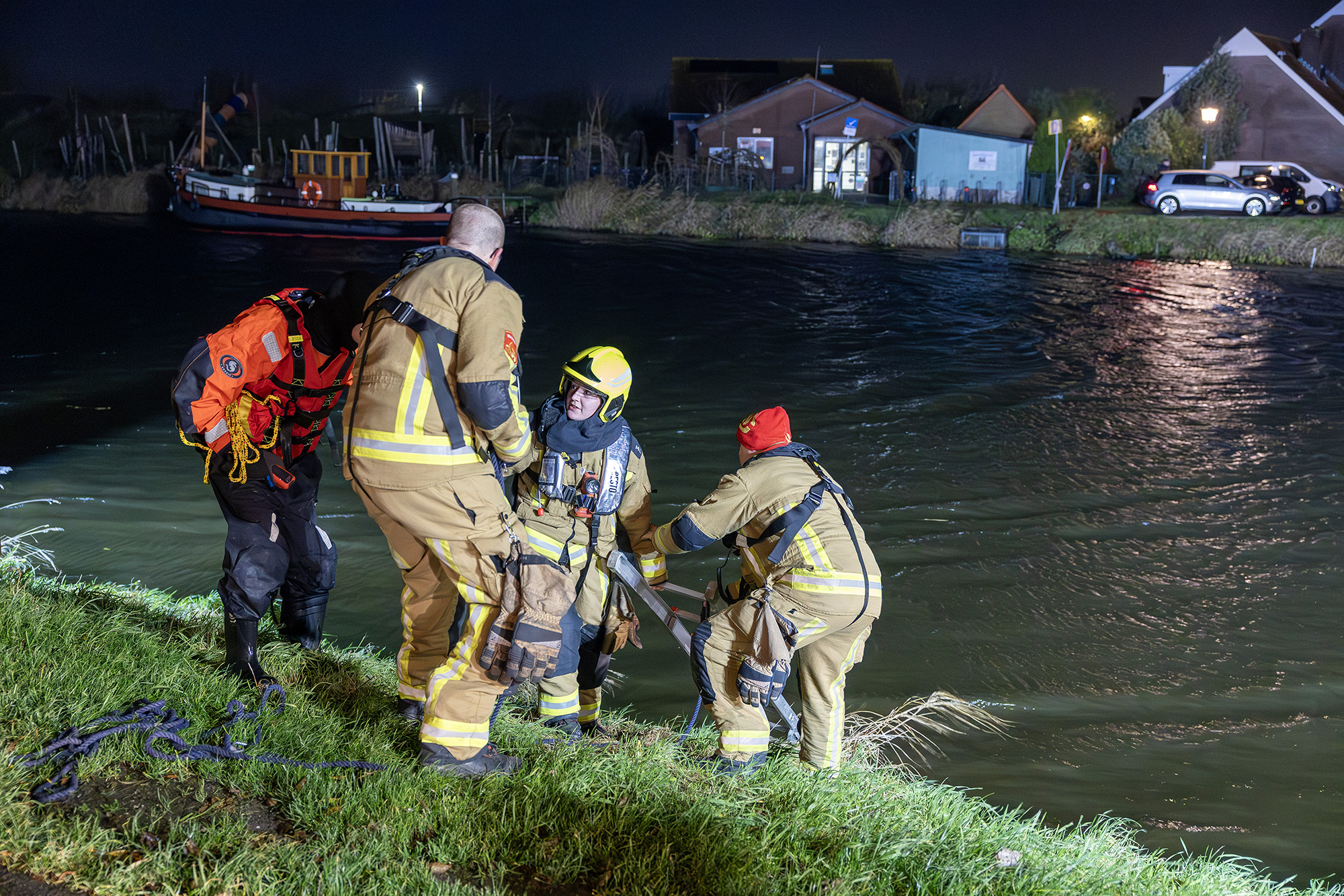 Grote zoekactie in water na aantreffen jas