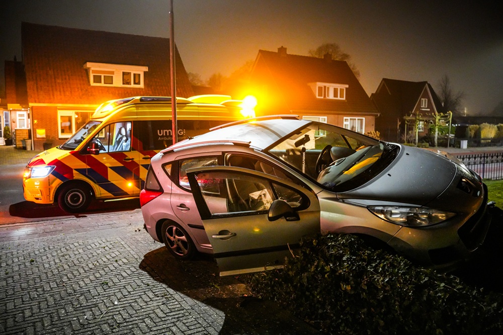 Auto belandt in voortuin door gladheid