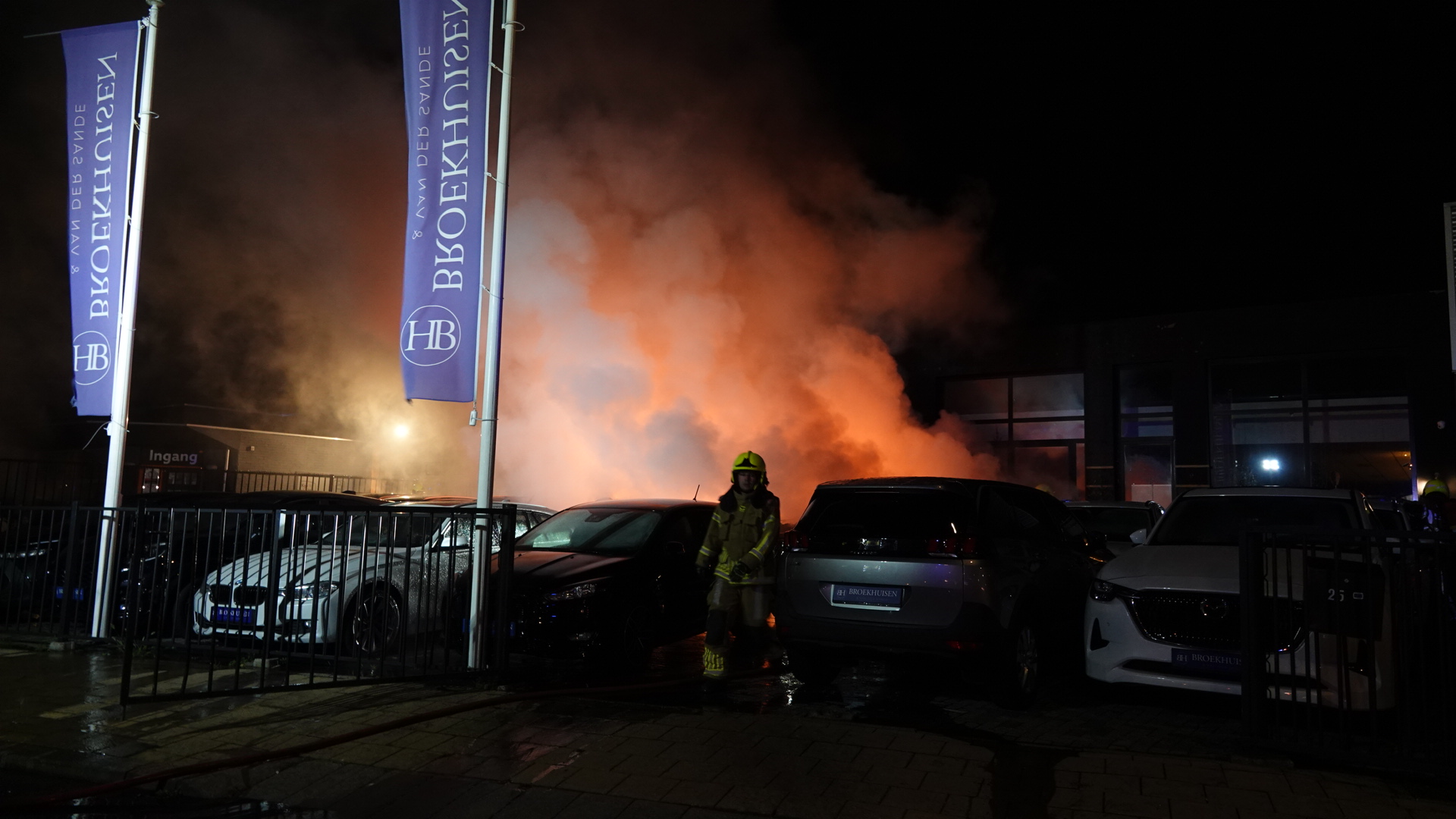 Brand verwoest meerdere auto’s bij autobedrijf