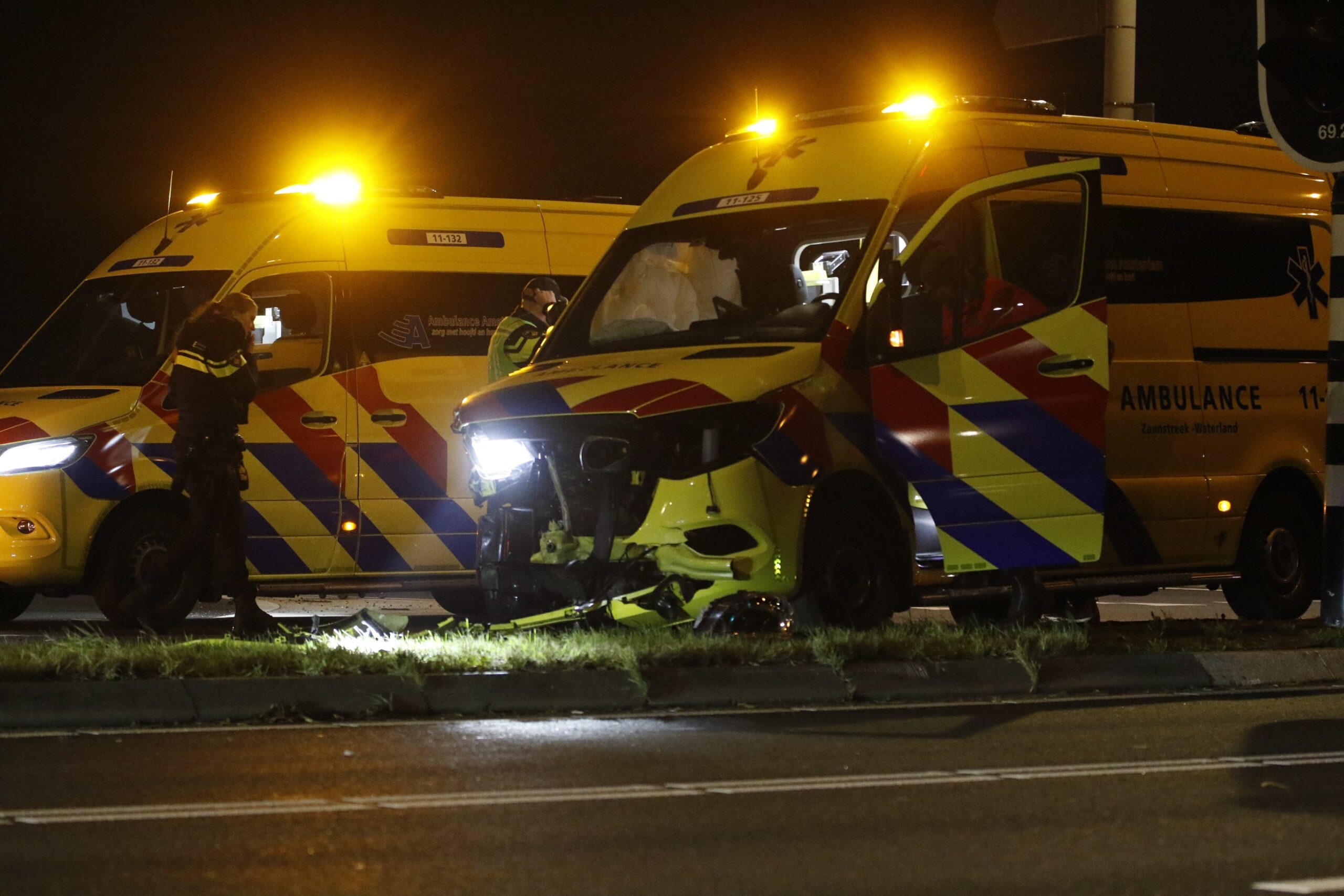 Ambulance op weg naar melding botst met personenauto