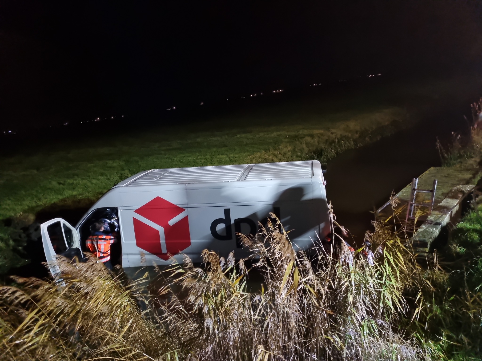 Pakketbezorger rijdt sloot in; aangehouden met ruim vier keer te veel alcohol