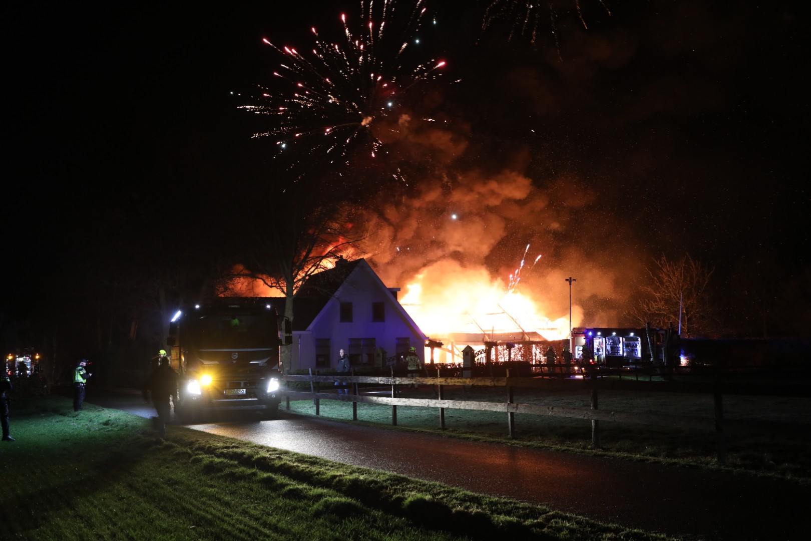 Uitslaande brand verwoest schuur naast woning