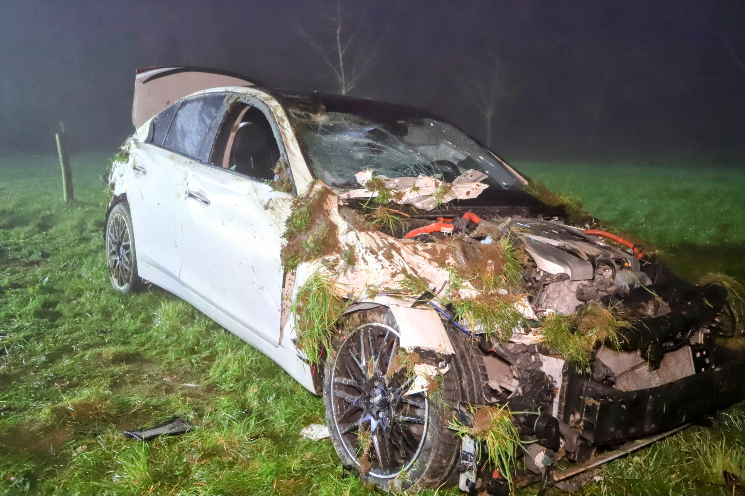 Auto rijdt in dichte mist van dijk af, bestuurder gewond