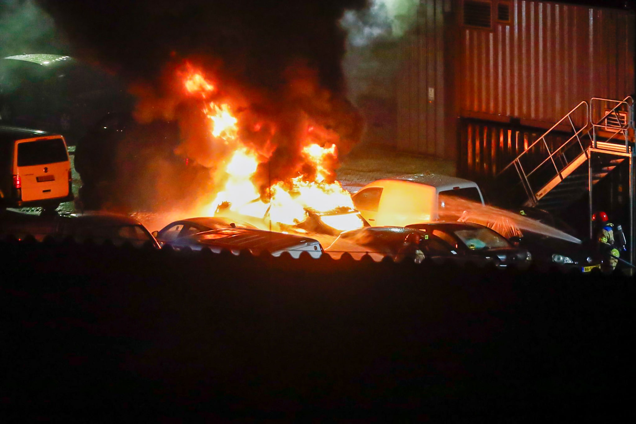 Auto in brand op binnenplaats van politiebureau