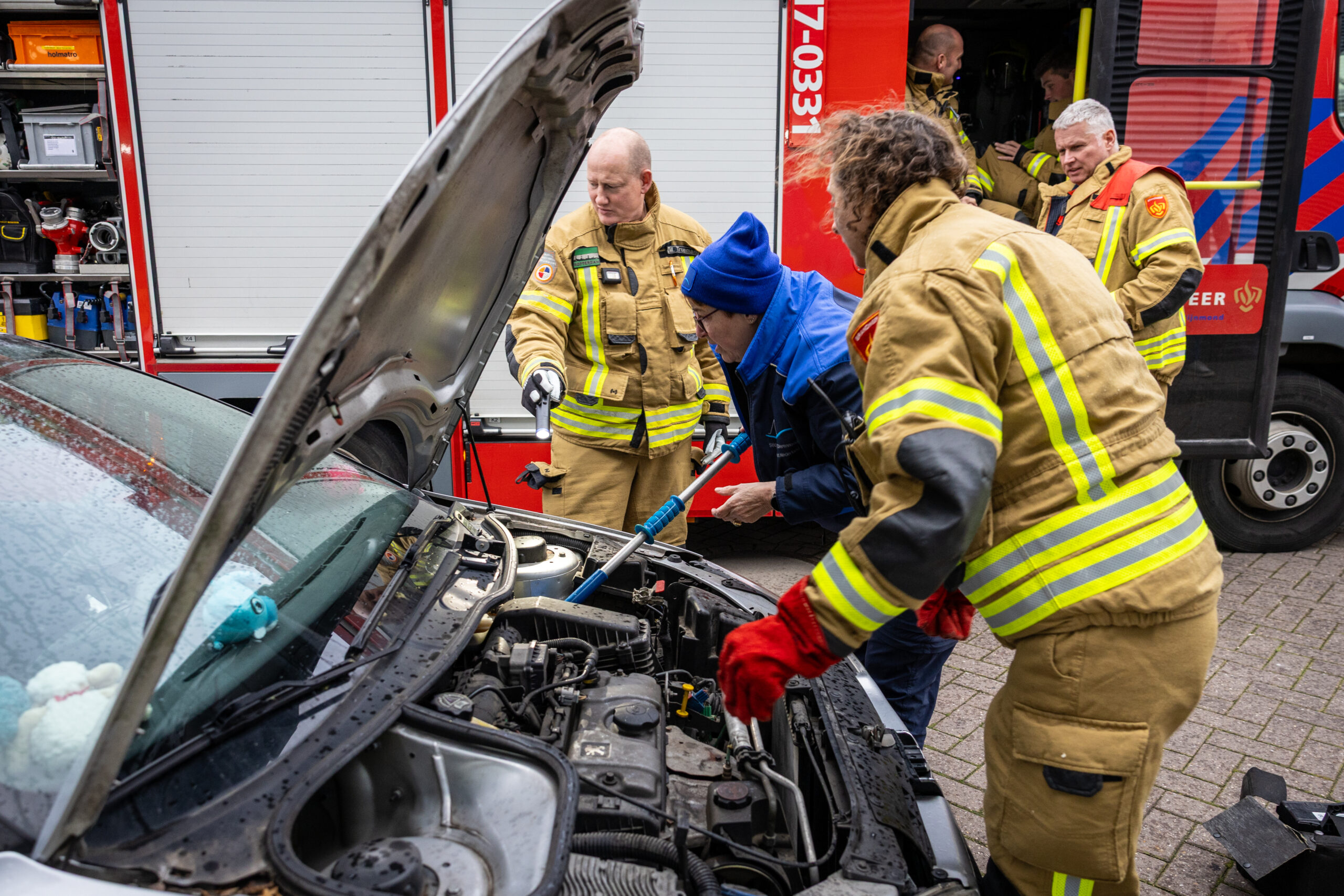 Kat speelt verstoppertje: ontsnapt overal en verstopt zich in brandweerwagen
