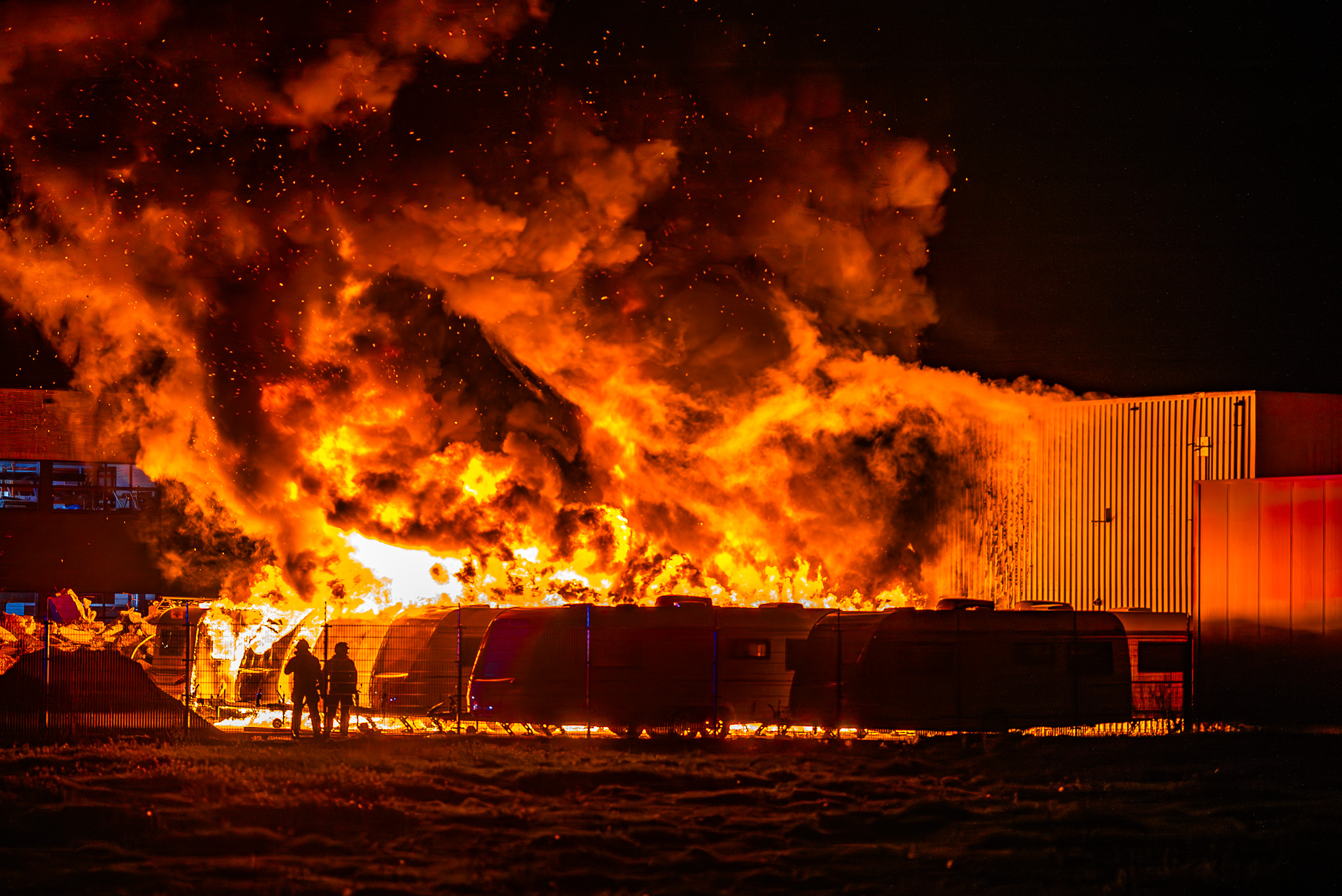 Grote brand verwoest vijf caravans bij caravanbedrijf