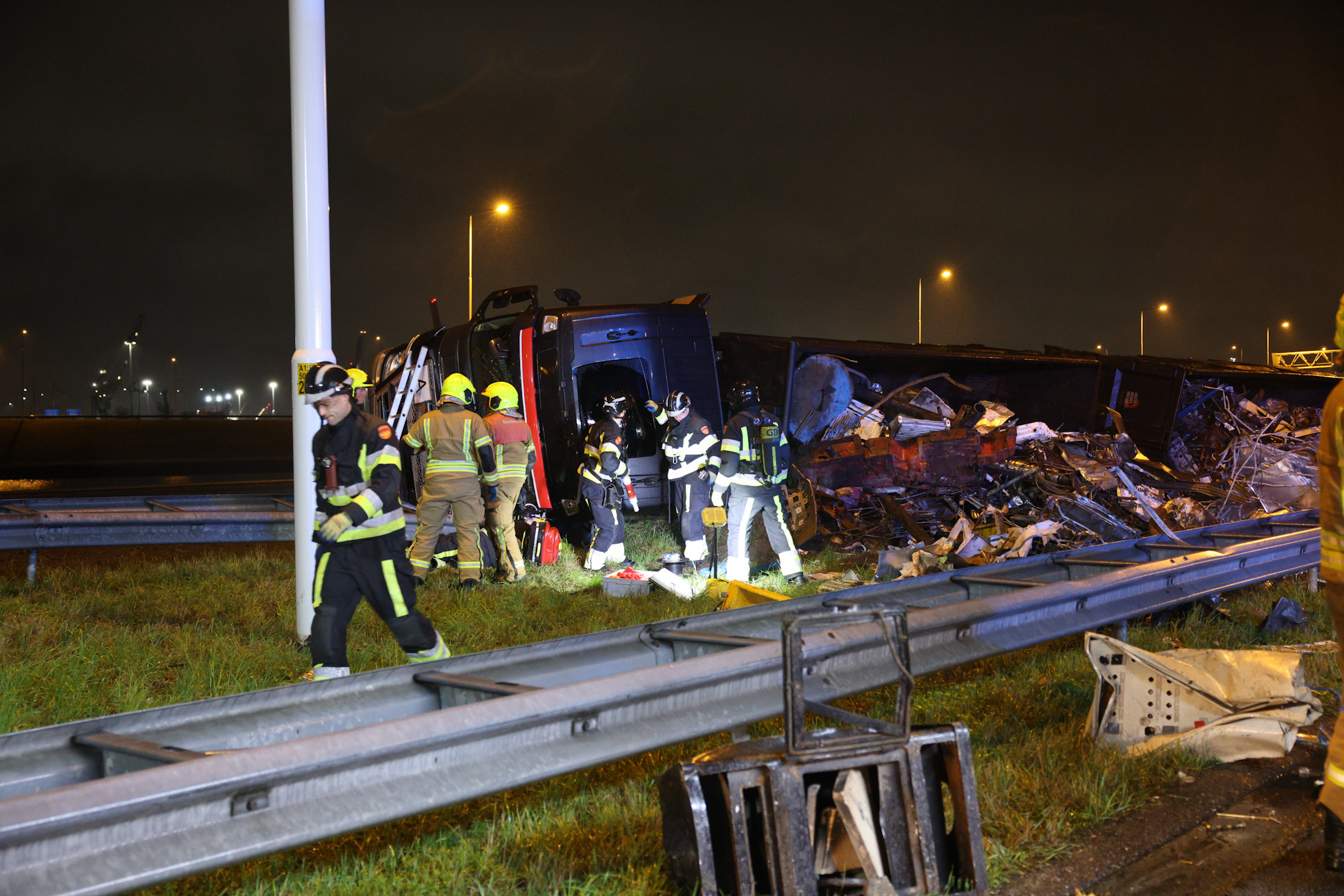 Bestuurder bevrijdt na ongeval vrachtwagen Rijksweg A15 R 508 in Pernis Rotterdam - 112 Nederland