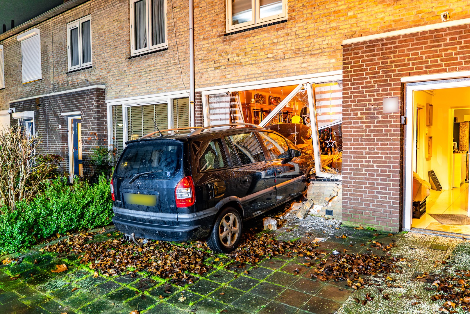 Auto rijdt woning binnen
