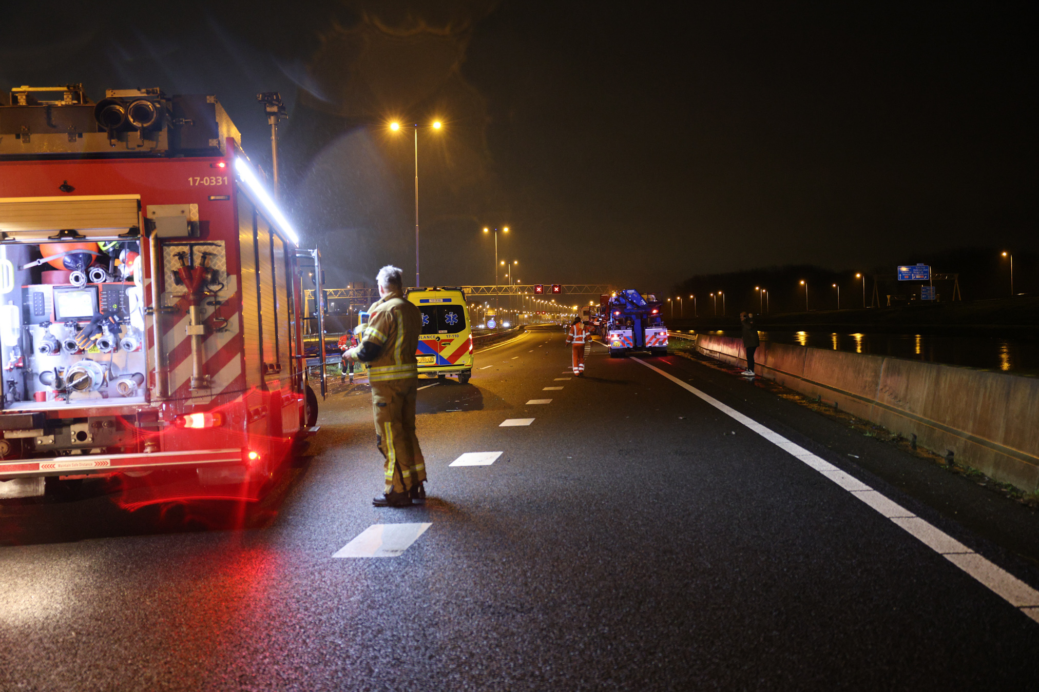 Bestuurder bevrijdt na ongeval vrachtwagen Rijksweg A15 R 508 in Pernis Rotterdam - 112 Nederland