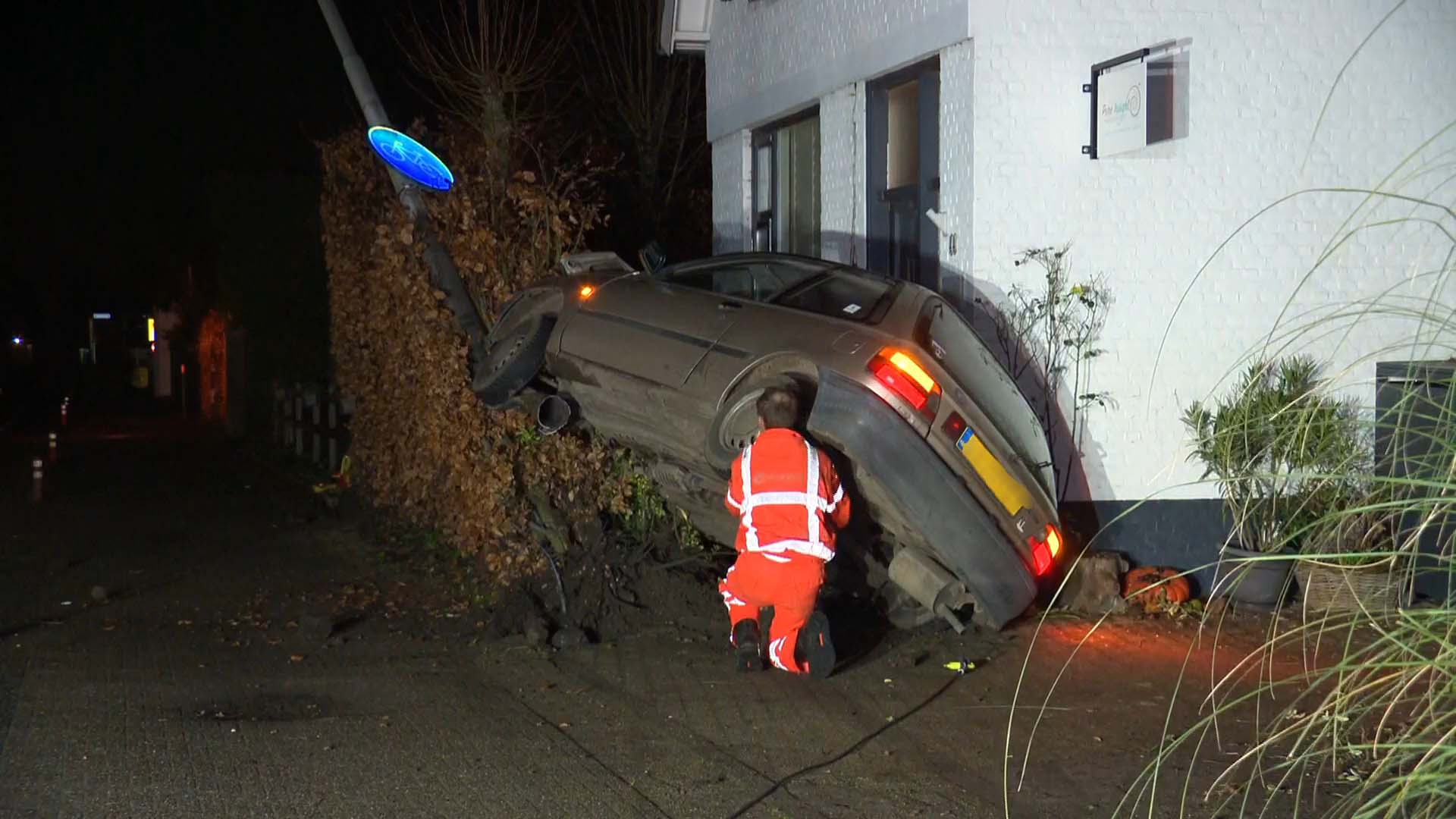 Auto crasht tegen woning, inzittenden slaan op de vlucht