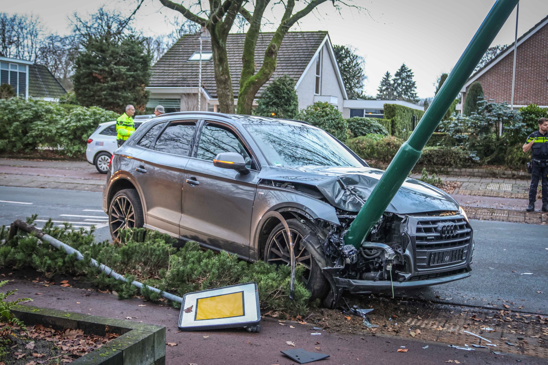 Auto raakt van de weg en ramt lantaarnpaal