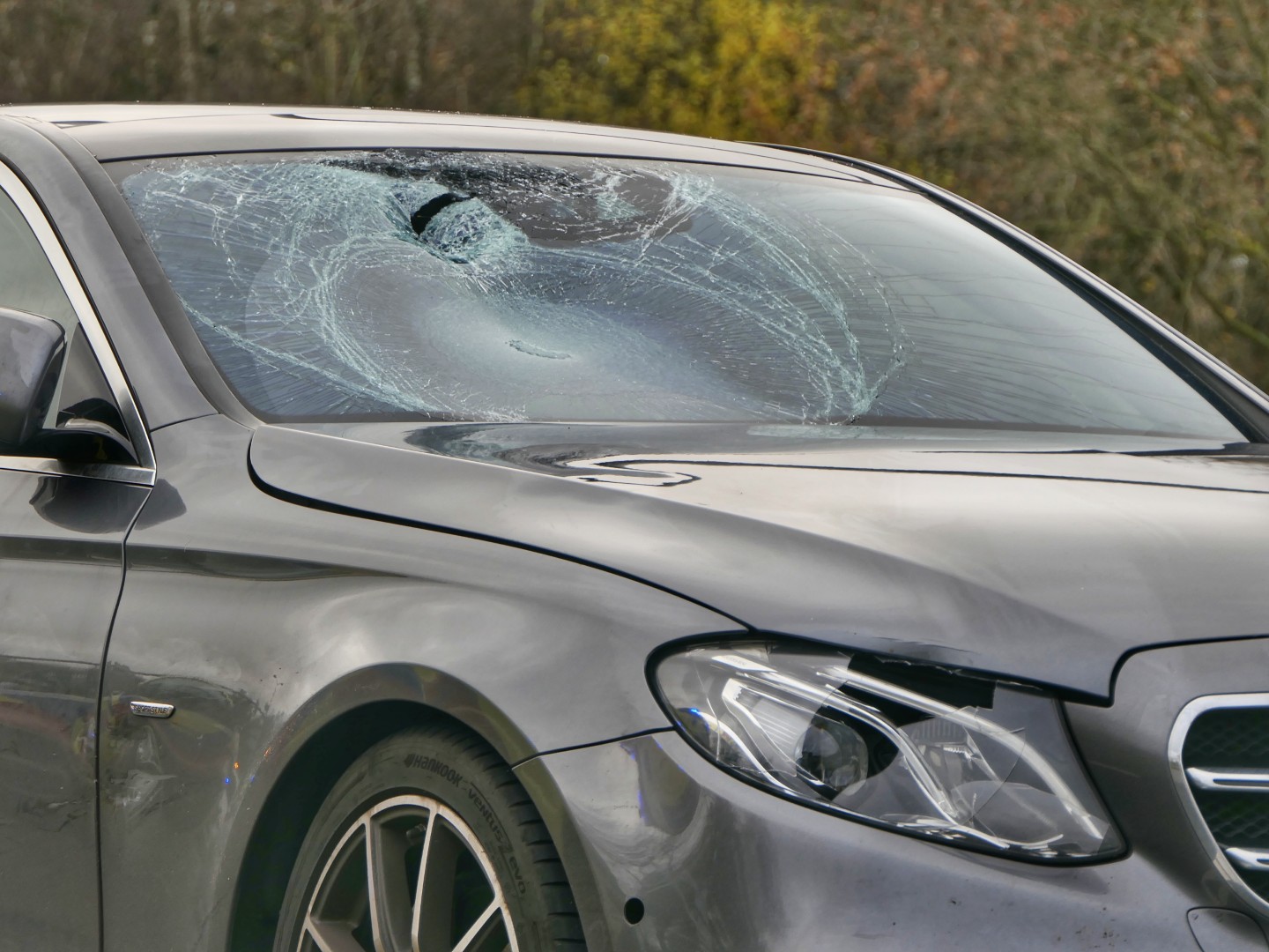 Fietsers vliegen in de lucht na aanrijding en raken gewond