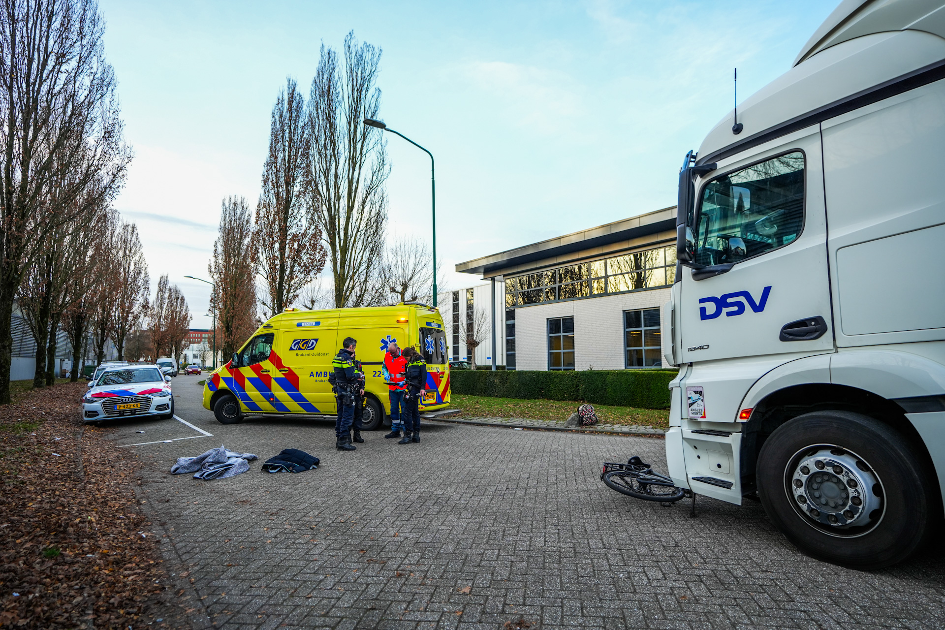 Minderjarig meisje gewond na aanrijding met vrachtwagen op industrieterrein