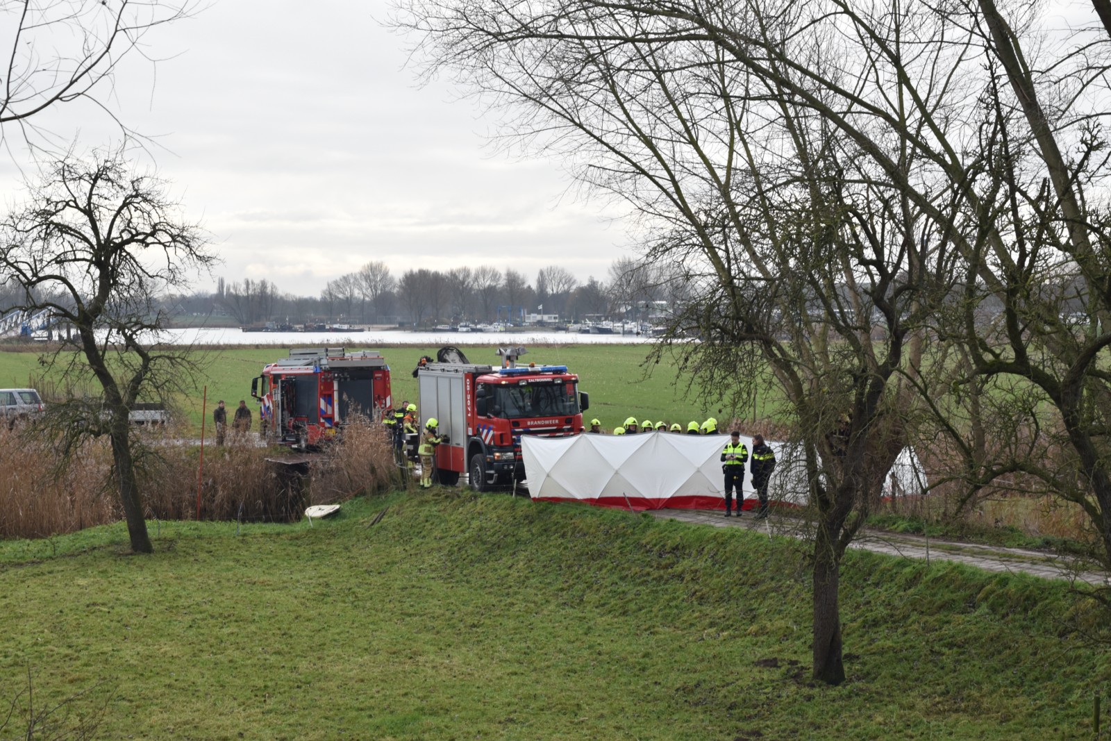 Man overlijdt bij ongeval met heftruck op oprit