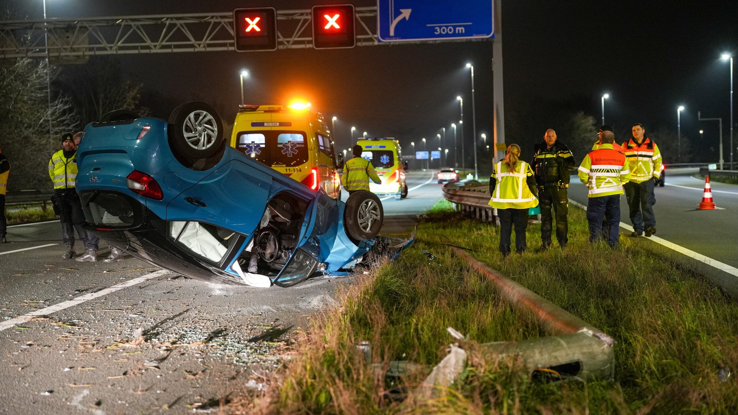Auto met ouder echtpaar slaat over de kop op snelweg