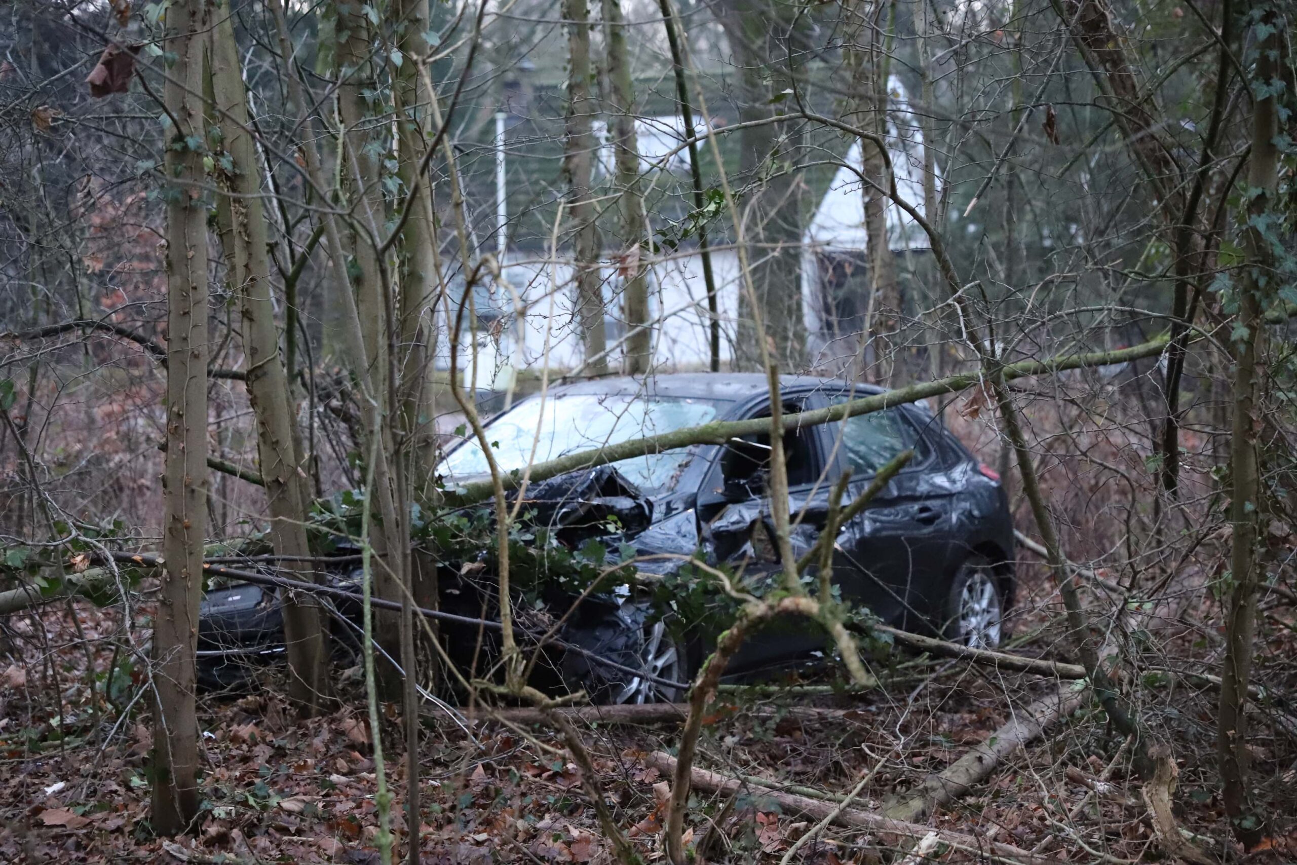 Auto zwaar beschadigd na eenzijdig ongeval en achtergelaten