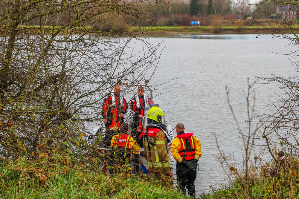 Overleden persoon aangetroffen in water, geen aanwijzingen voor misdrijf
