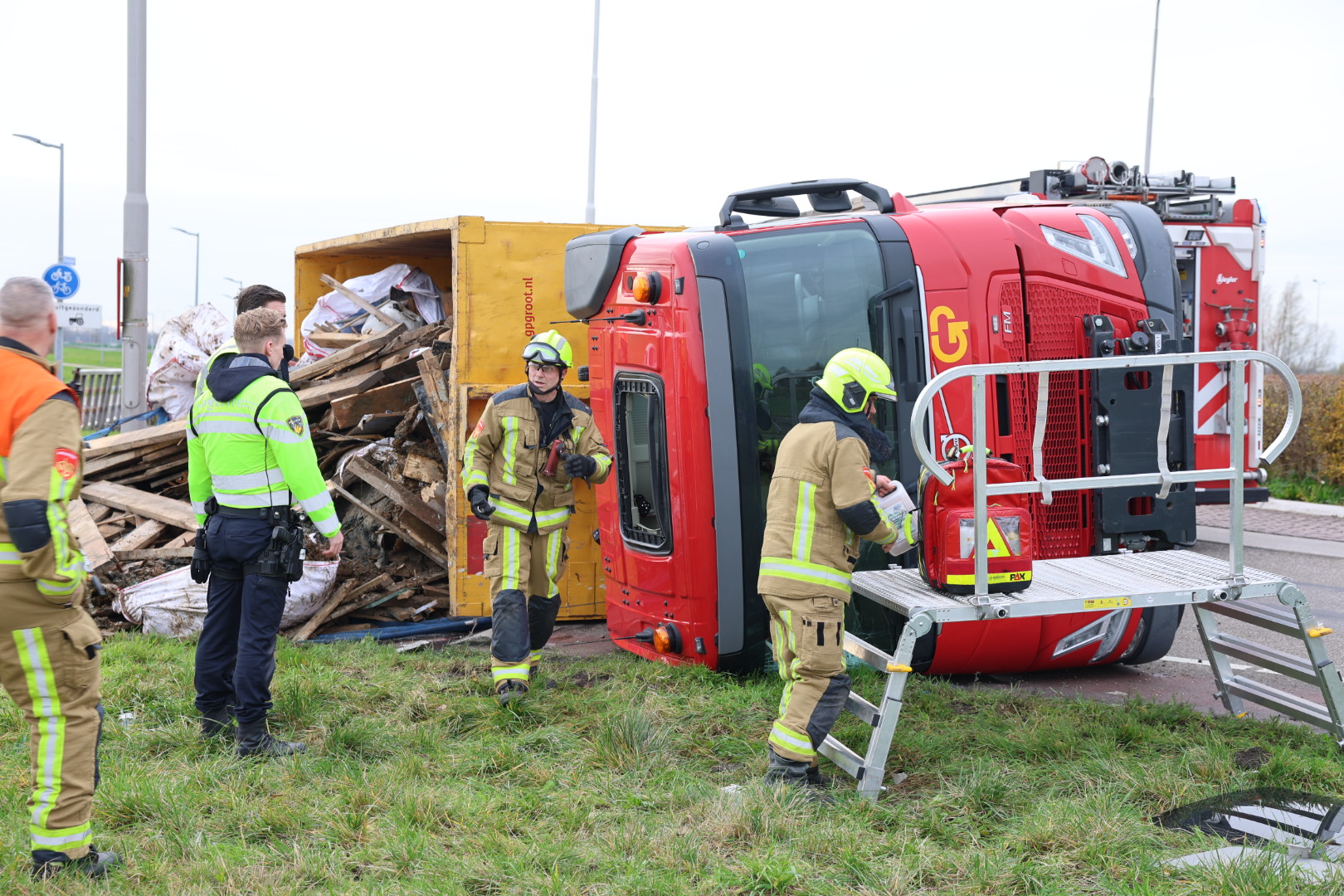 Gewonde vrachtwagenchauffeur bevrijdt na ongeval