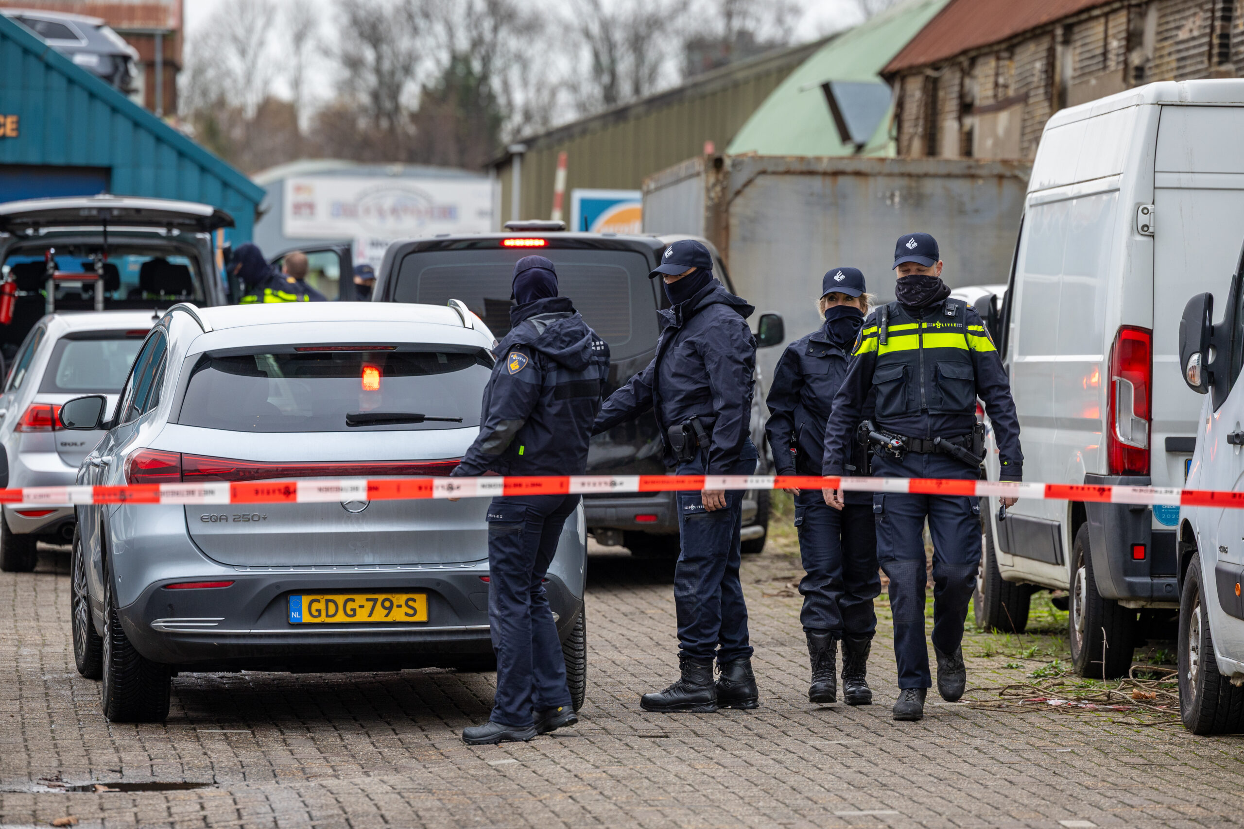 325 liter drugschemie aangetroffen bij inval automontagebdrijven