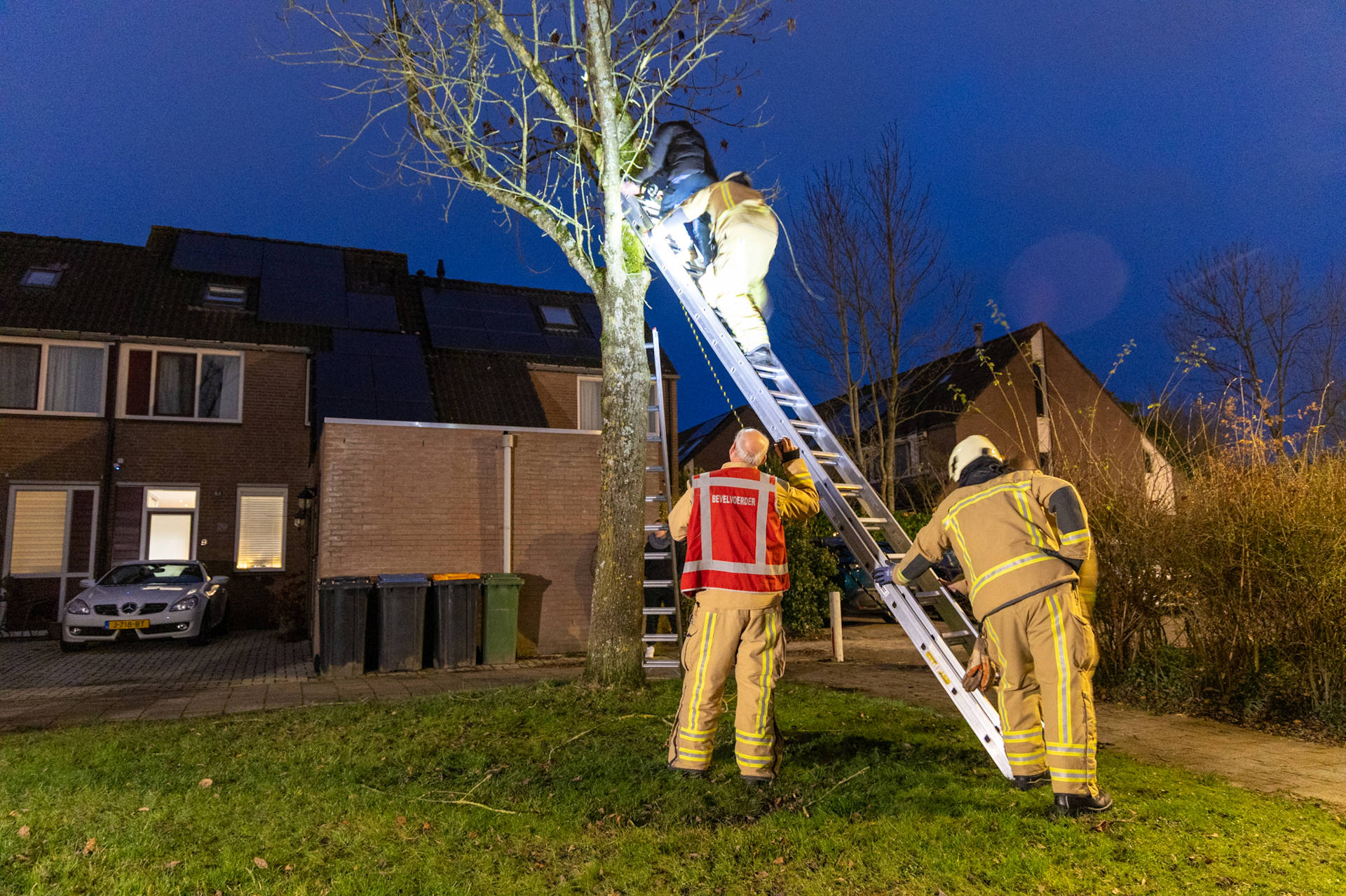 Jongen vast in boom na reddingspoging drone