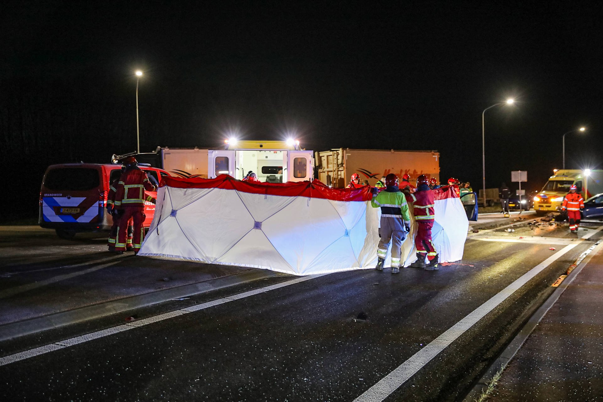 25-jarige man omgekomen bij ernstig verkeersongeval met drie voertuigen
