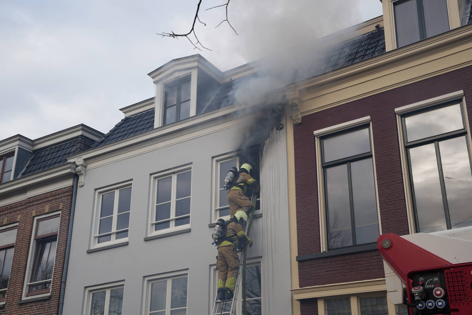 Flinke brand uitgebroken in woning op tweede etage