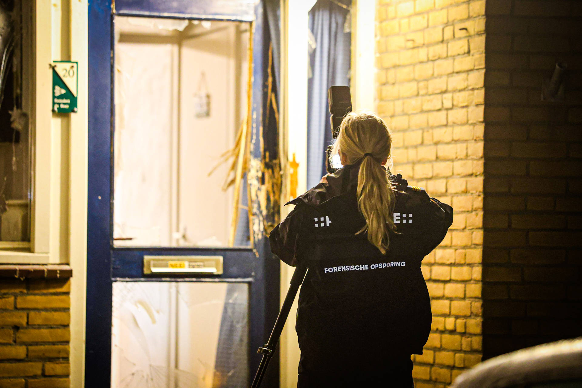 Explosie bij woning blaast voordeur en ramen eruit