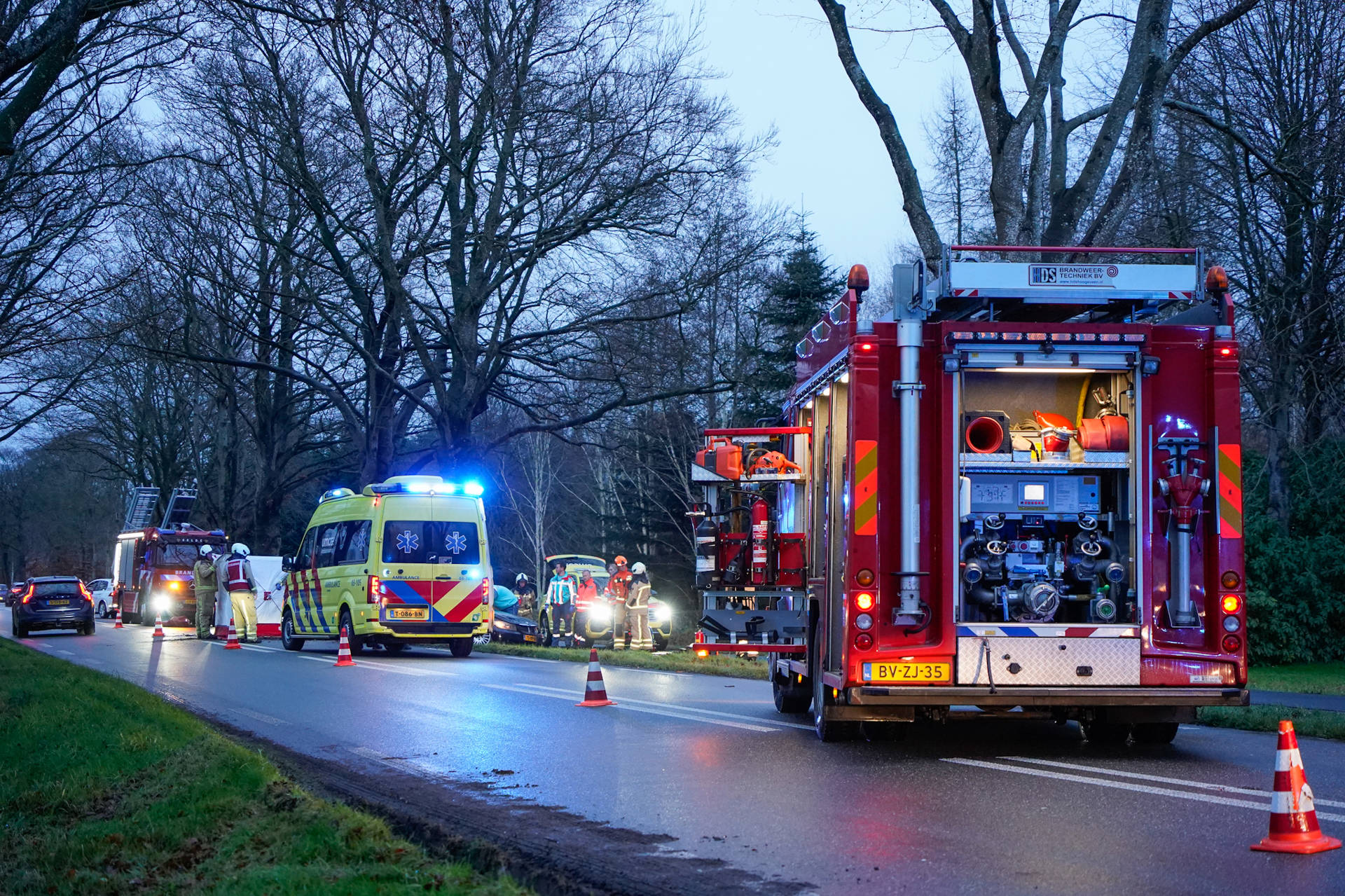 Auto botst frontaal tegen boom, bestuurder bekneld