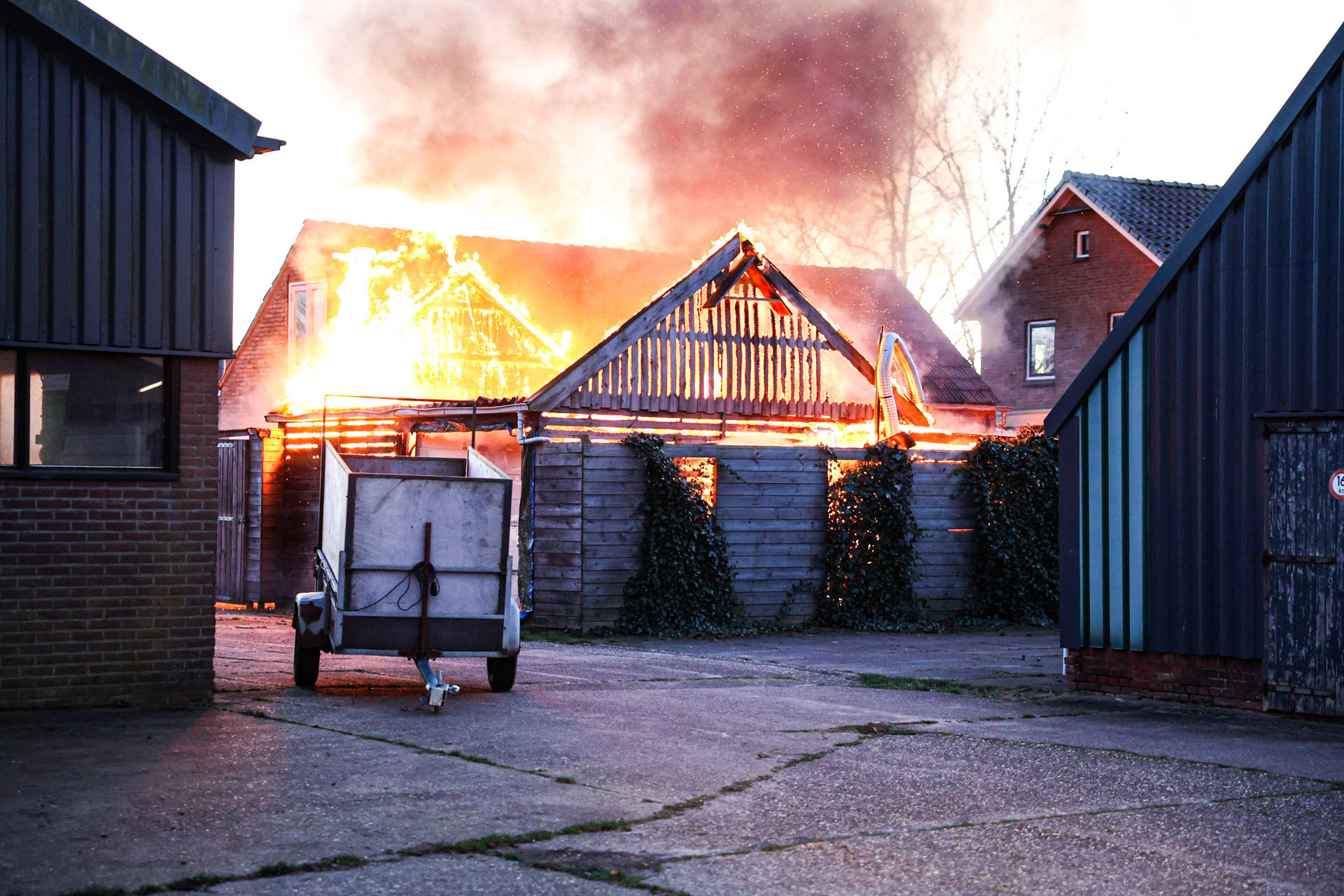 Schuur verwoest na felle brand
