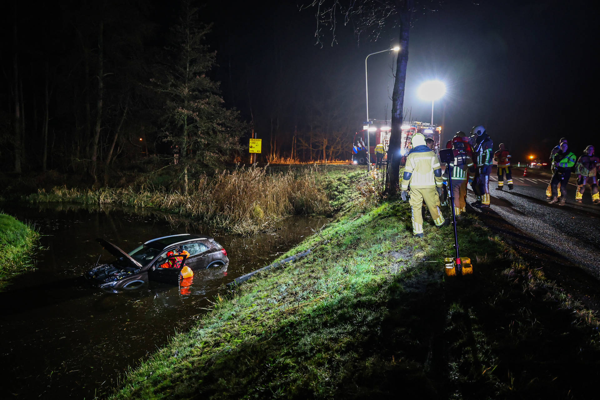 Man uit te water geraakte auto gered